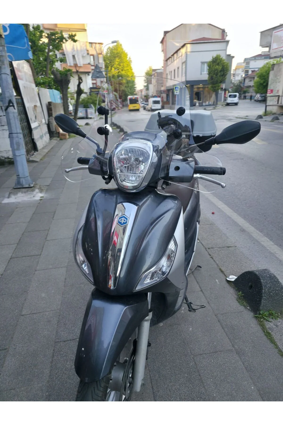 Piaggio Medley 150 Ön Cam 2015-2016 Model 40cm Şeffaf Renkli Elcikli APARATSIZDIR