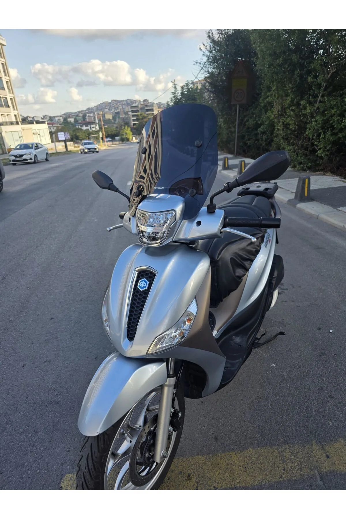 Piaggio Medley 150 Ön Cam 2022-2026 Model 43cm Siyah Renkli APARATSIZDIR