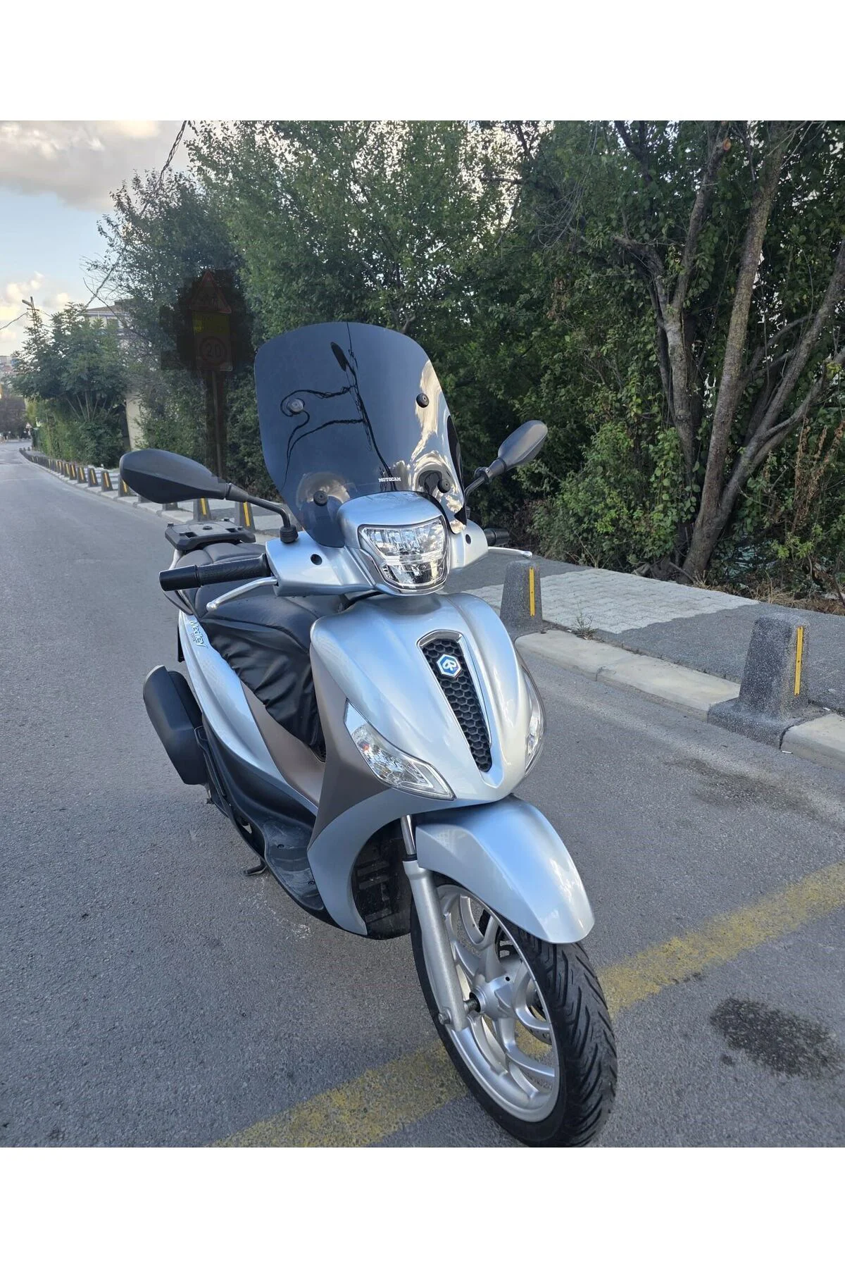 Piaggio Medley 150 Ön Cam 2022-2026 Model 43cm Siyah Renkli APARATSIZDIR