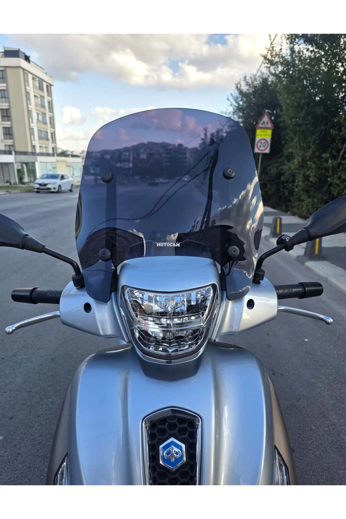 Piaggio Medley 150 Ön Cam 2022-2026 Model 43cm Siyah Renkli APARATSIZDIR