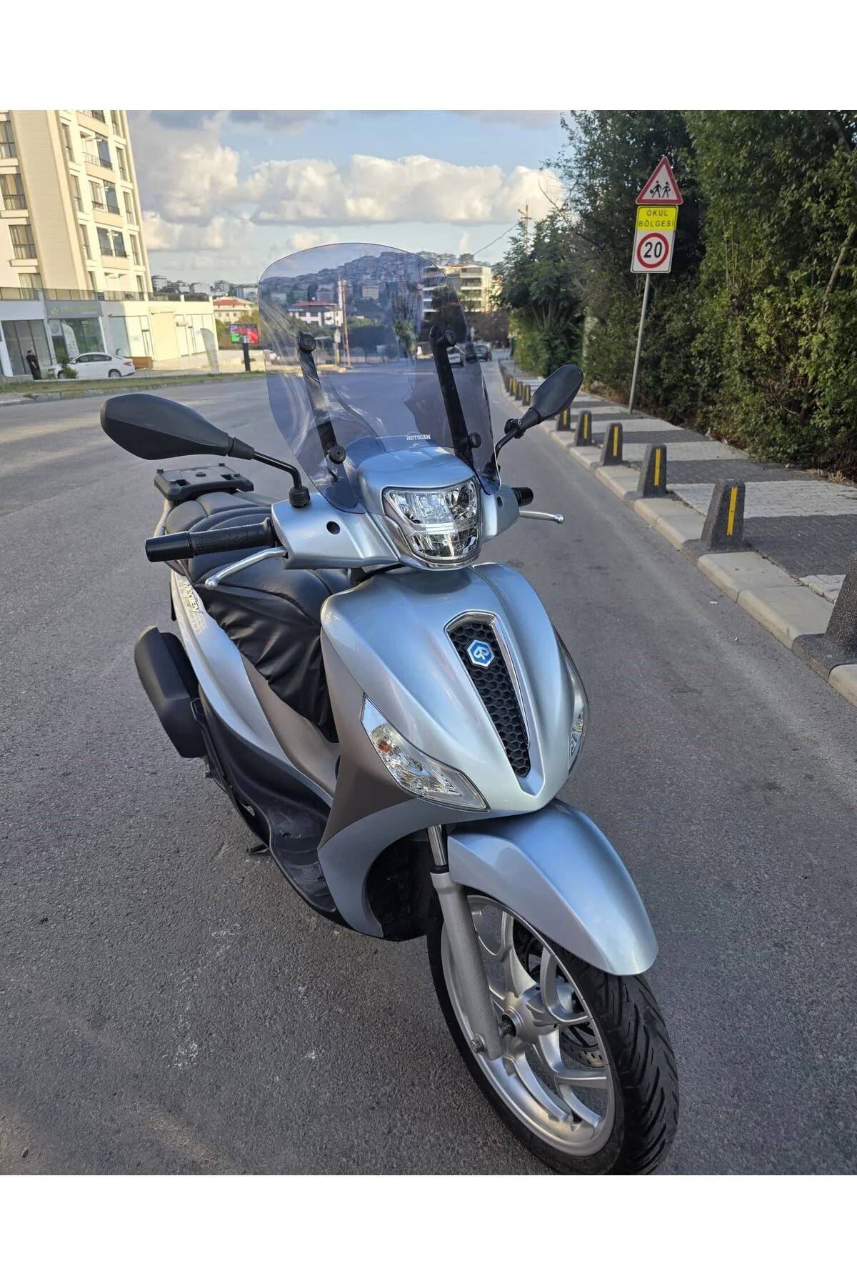 Piaggio Medley 150 Ön Cam 2022-2026 Model 43cm Füme Renkli APARATSIZDIR Piaggio Medley 150 Ön Cam 2022-2026 Model 43cm Füme Renkli APARATSIZDIR