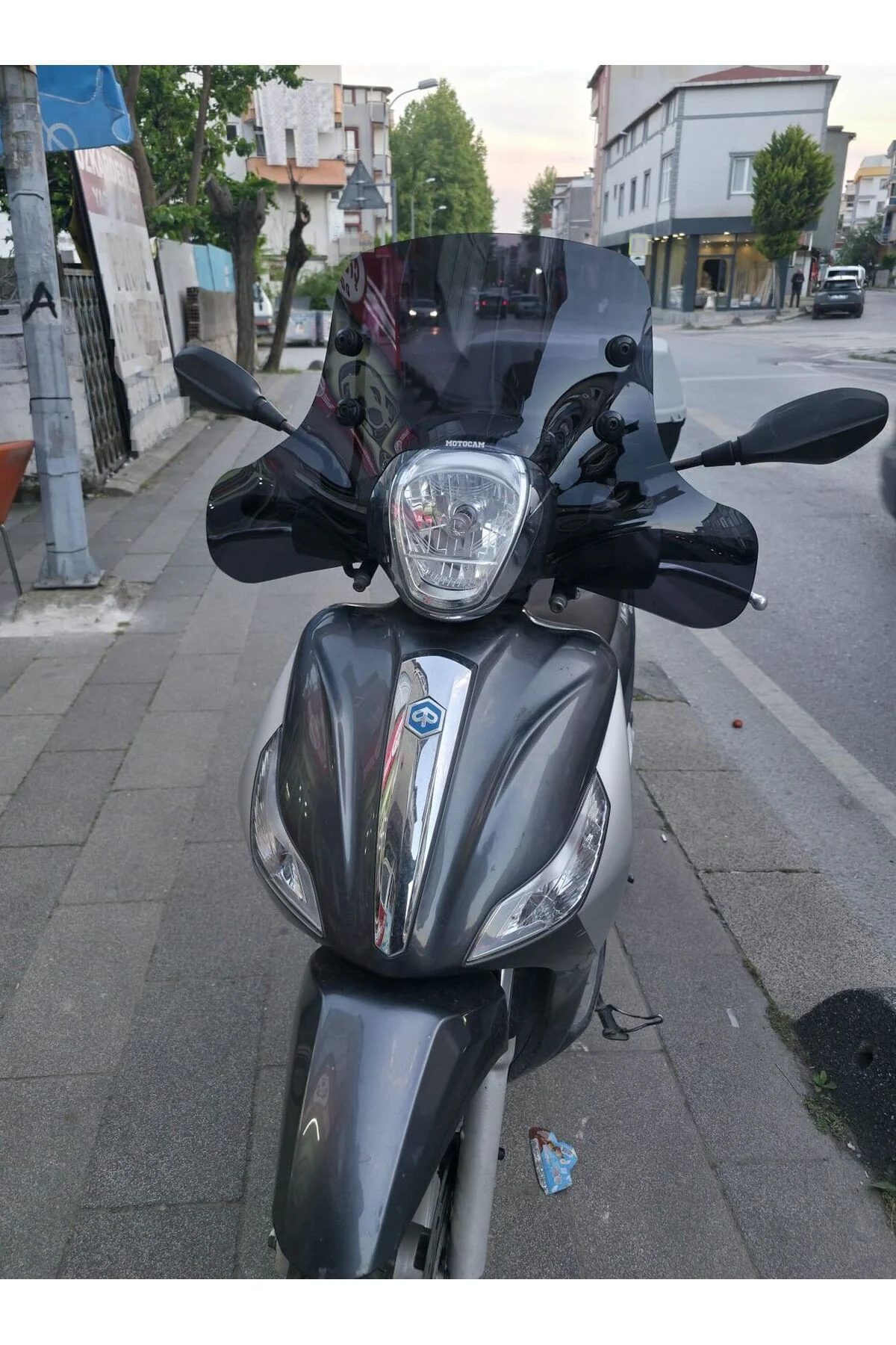 Piaggio Medley 150 Ön Cam 2015-2016 Model 40cm Siyah Renkli Elcikli APARATSIZDIR