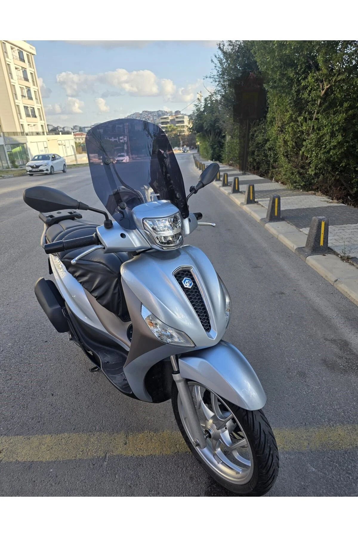 Piaggio Medley 150 Ön Cam 2022-2026 Model 43cm Siyah Renkli APARATSIZDIR