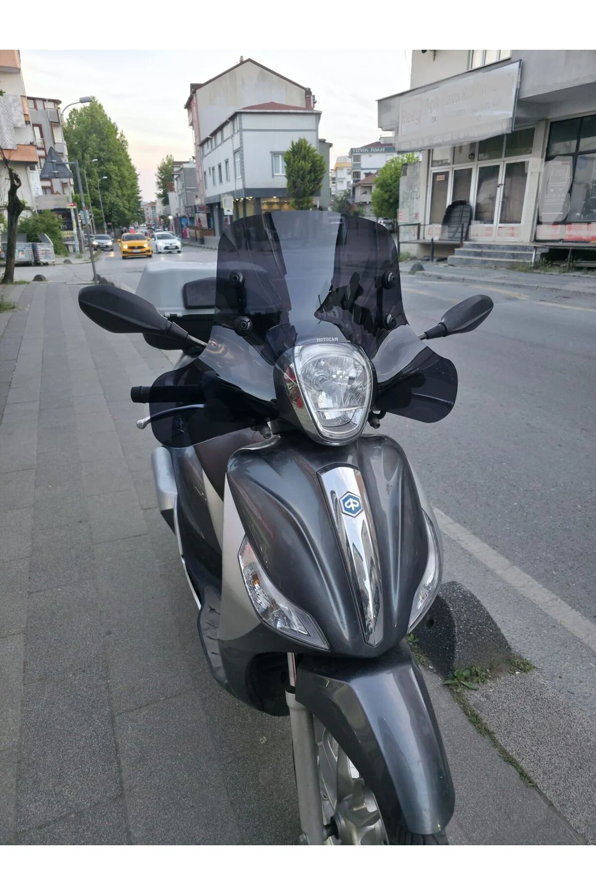 Piaggio Medley 150 Ön Cam 2015-2016 Model 40cm Siyah Renkli Elcikli APARATSIZDIR