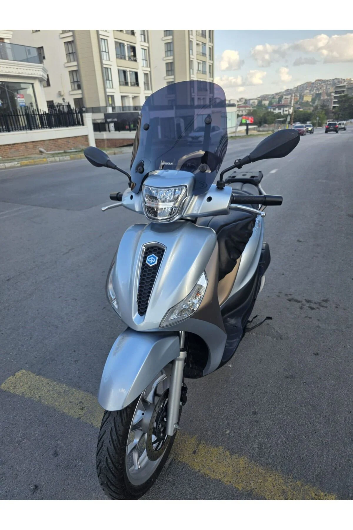 Piaggio Medley 150 Ön Cam 2022-2026 Model 43cm Siyah Renkli APARATSIZDIR