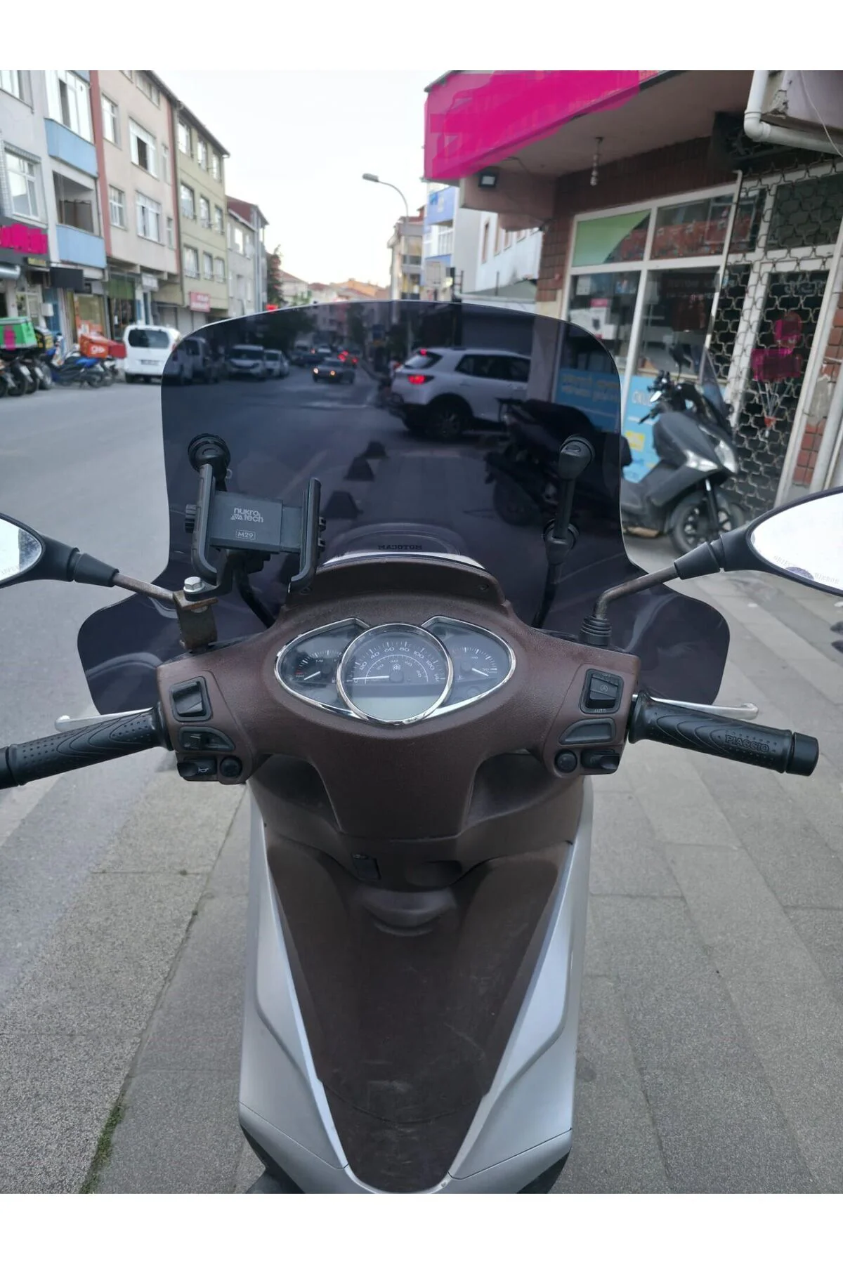 Piaggio Medley 150 Ön Cam 2015-2016 Model 40cm Siyah Renkli Elcikli APARATSIZDIR