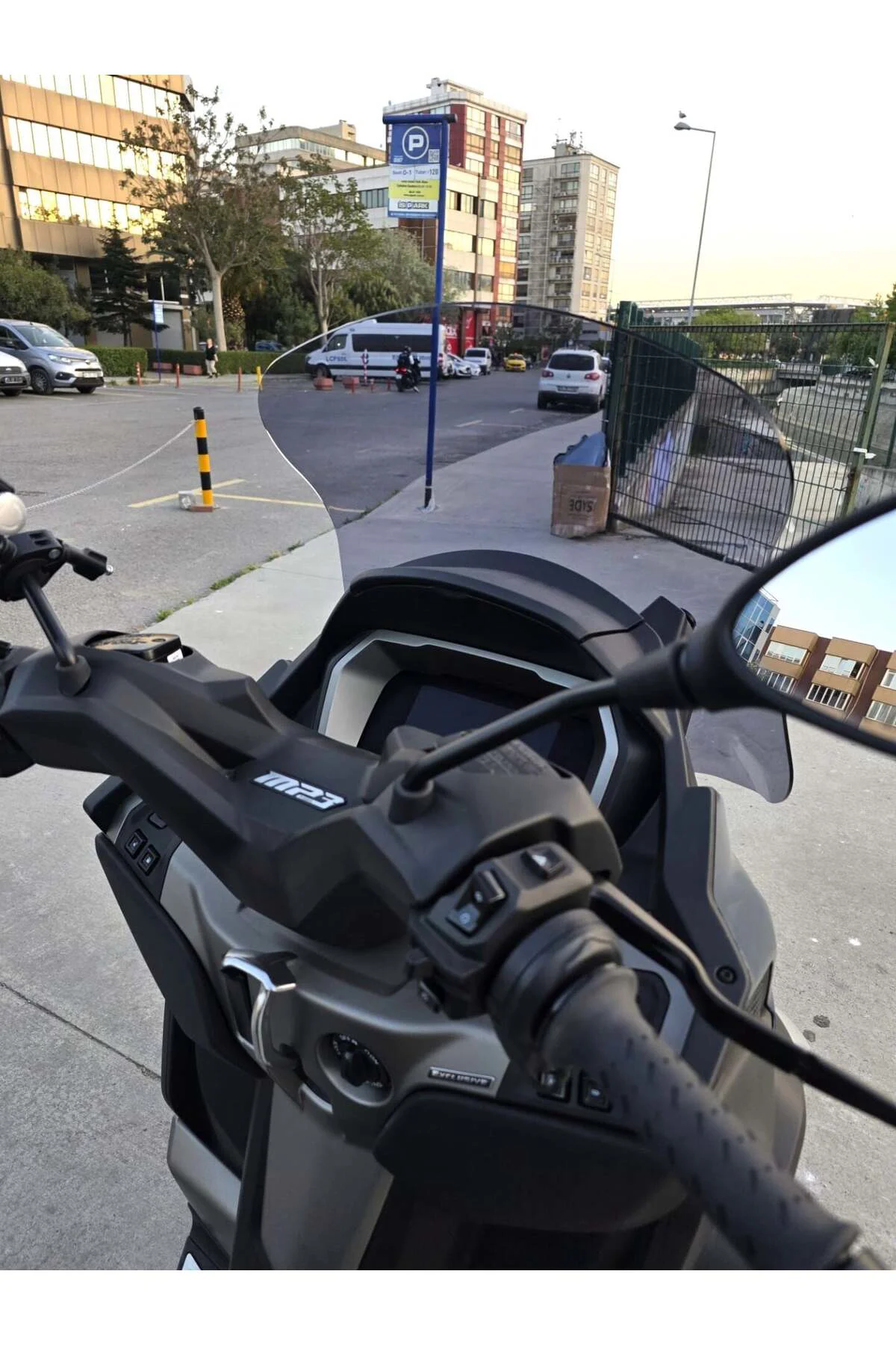Piaggio MP3 530 Ön Cam 2023-2026 Model 60cm Füme Renkli 4mm ORTA 