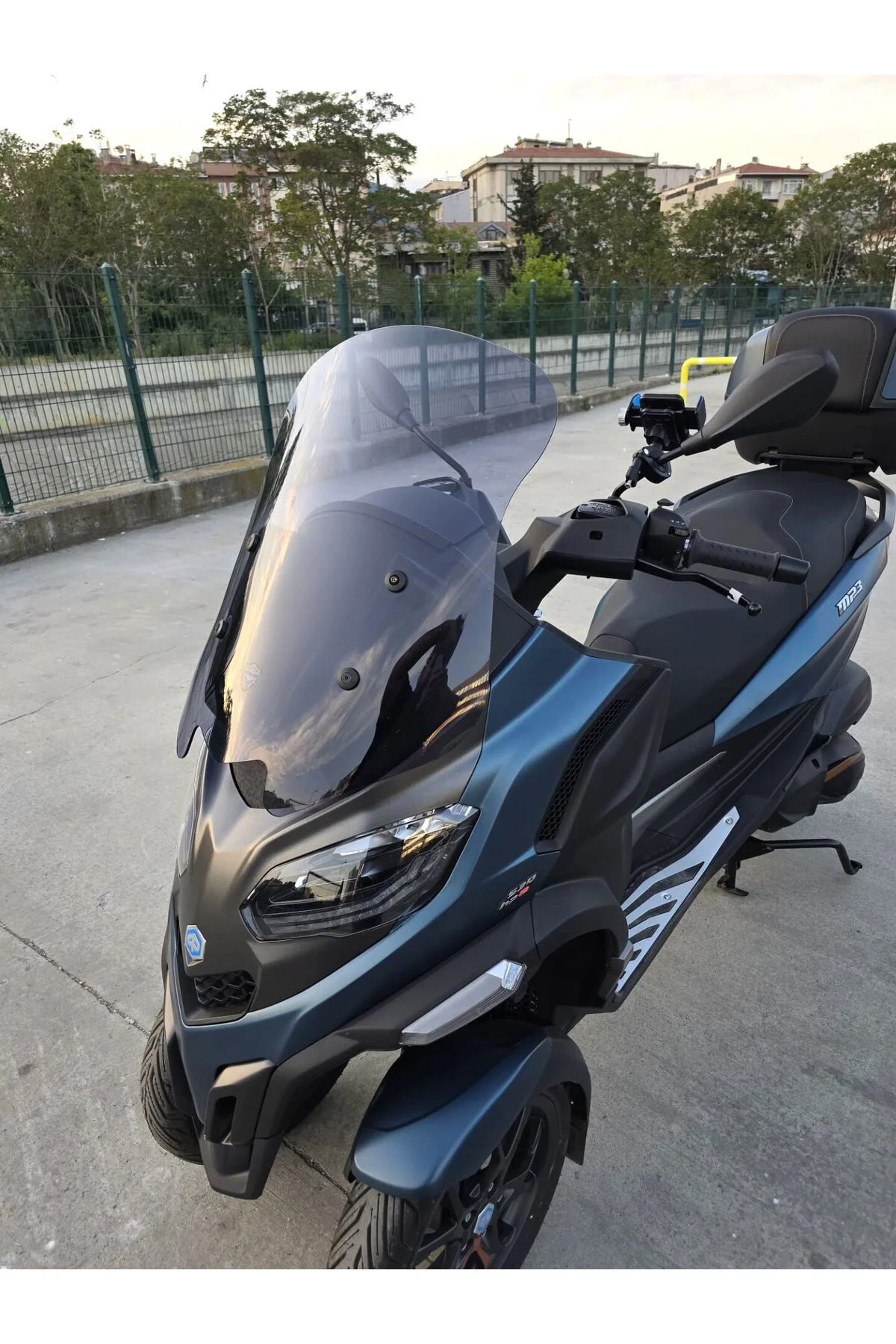 Piaggio MP3 530 Ön Cam 2023-2026 Model 60cm Füme Renkli 4mm ORTA 