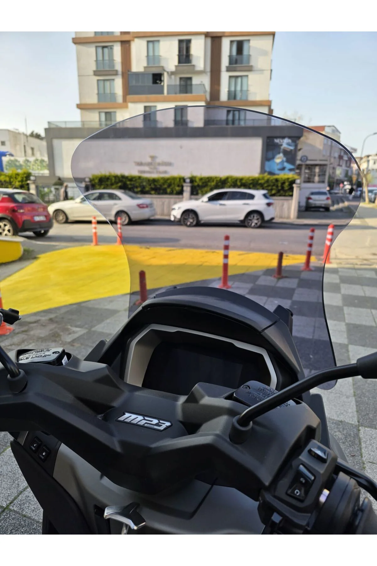 Piaggio MP3 530 Ön Cam 2023-2026 Model 72cm Füme Renkli 4mm UZUN
