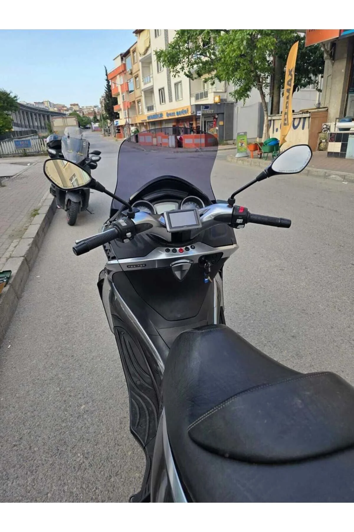 Piaggio X10 350 Ön Cam 2011-2017 Model 73cm Füme Renkli 4mm