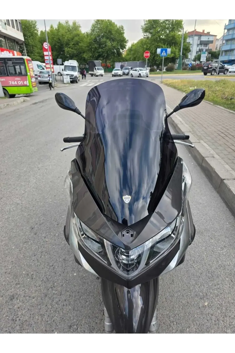 Piaggio X10 350 Ön Cam 2011-2017 Model 73cm Siyah Renkli 4mm Piaggio X10 350 Ön Cam 2011-2017 Model 73cm Siyah Renkli 4mm