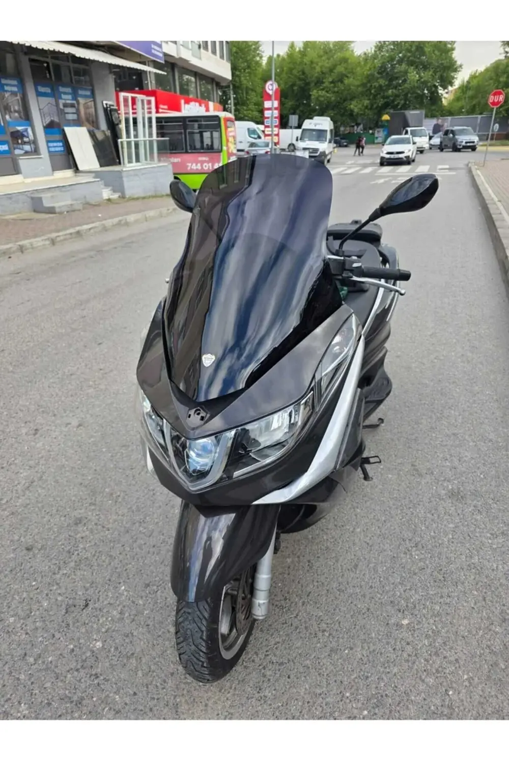 Piaggio X10 350 Ön Cam 2011-2017 Model 73cm Siyah Renkli 4mm Piaggio X10 350 Ön Cam 2011-2017 Model 73cm Siyah Renkli 4mm