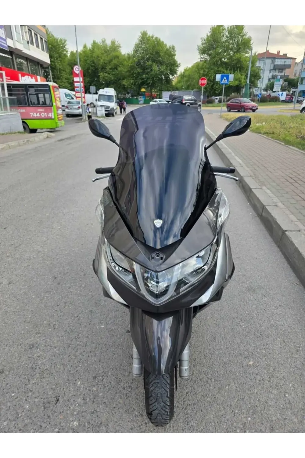 Piaggio X10 350 Ön Cam 2011-2017 Model 73cm Siyah Renkli 4mm Piaggio X10 350 Ön Cam 2011-2017 Model 73cm Siyah Renkli 4mm