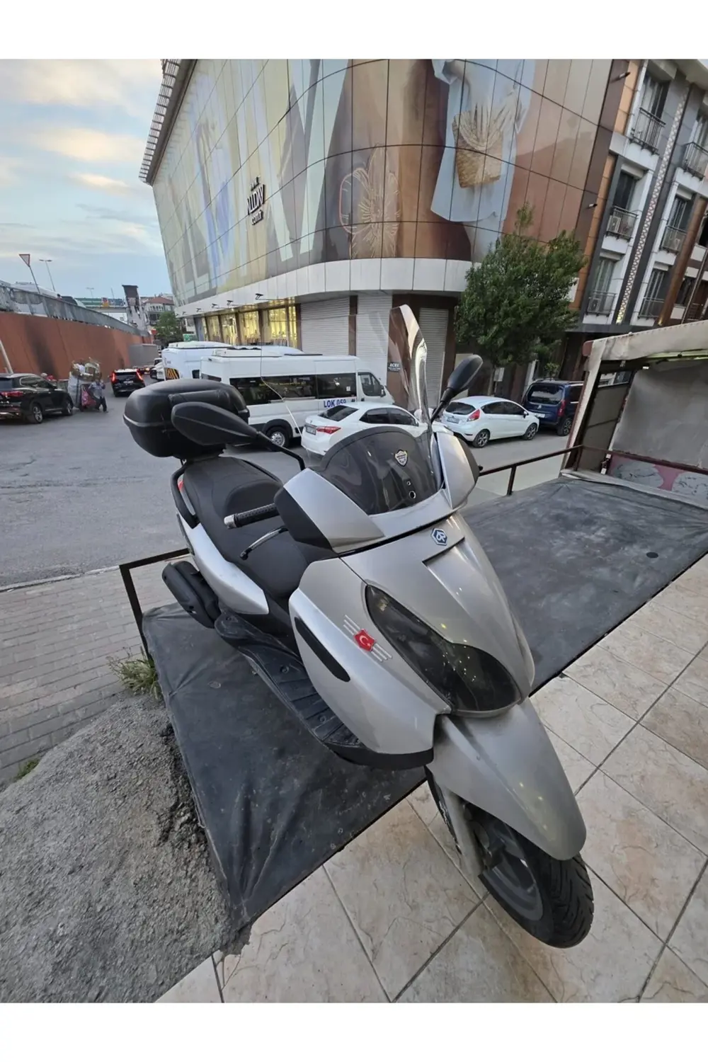 Piaggio X7 Ön Cam 2007-2012 Model 43cm Şeffaf Renkli 4mm Piaggio X7 Ön Cam 2007-2012 Model 43cm Şeffaf Renkli 4mm