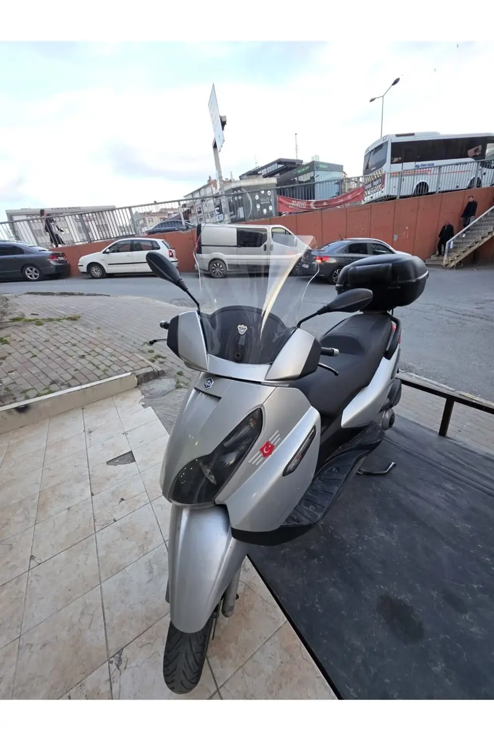 Piaggio X7 Ön Cam 2007-2012 Model 43cm Şeffaf Renkli 4mm Piaggio X7 Ön Cam 2007-2012 Model 43cm Şeffaf Renkli 4mm