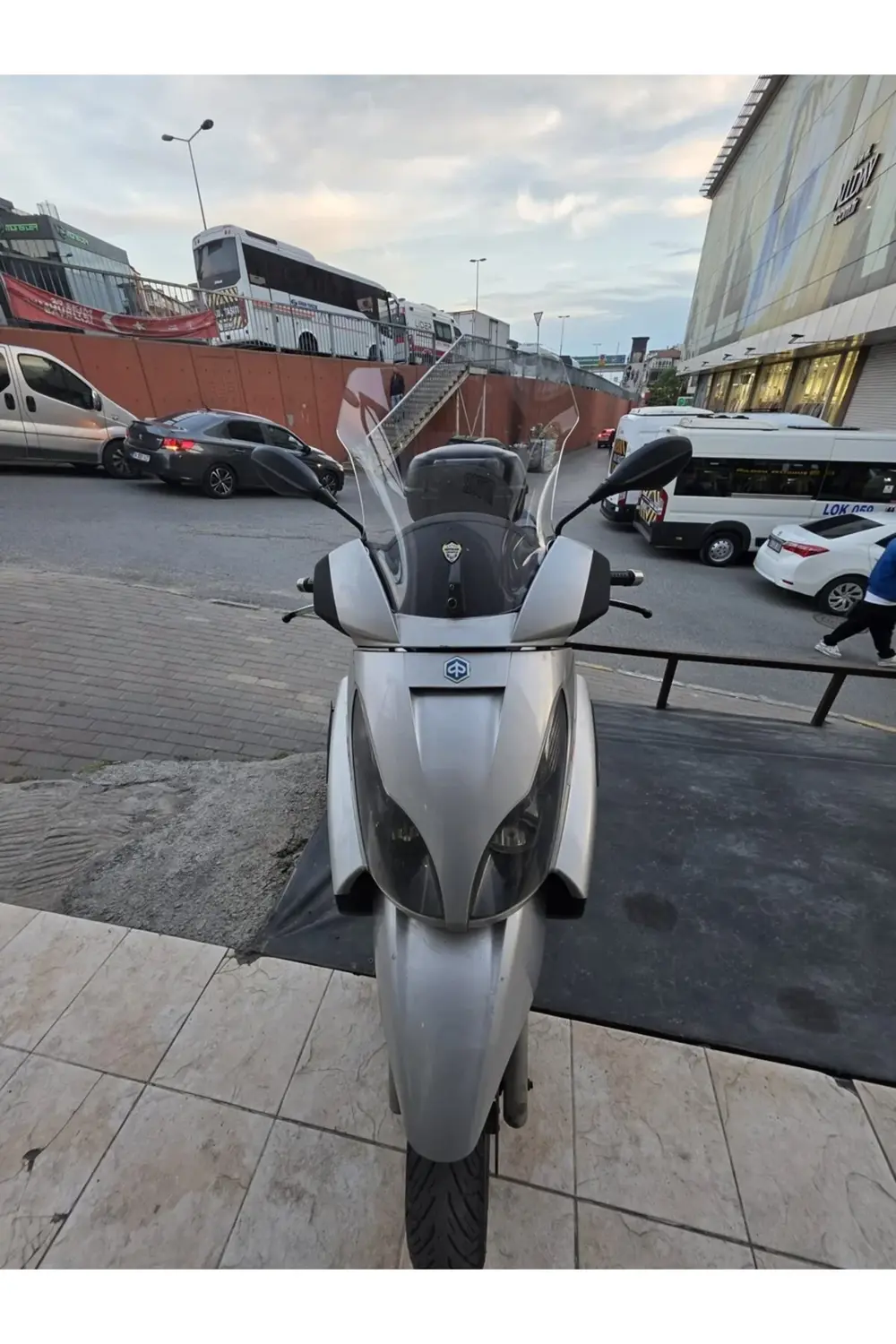 Piaggio X7 Ön Cam 2007-2012 Model 43cm Şeffaf Renkli 4mm Piaggio X7 Ön Cam 2007-2012 Model 43cm Şeffaf Renkli 4mm
