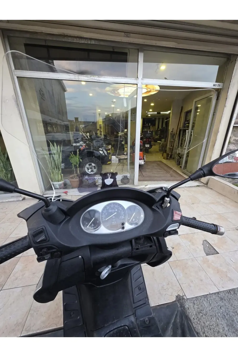 Piaggio X7 Ön Cam 2007-2012 Model 43cm Şeffaf Renkli 4mm Piaggio X7 Ön Cam 2007-2012 Model 43cm Şeffaf Renkli 4mm