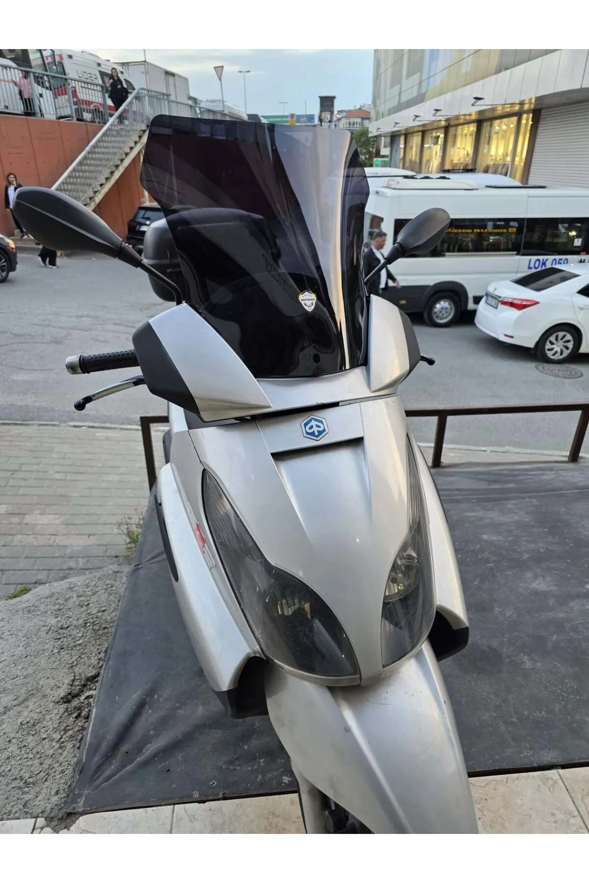 Piaggio X7 Ön Cam 2007-2012 Model 43cm Siyah Renkli 4mm