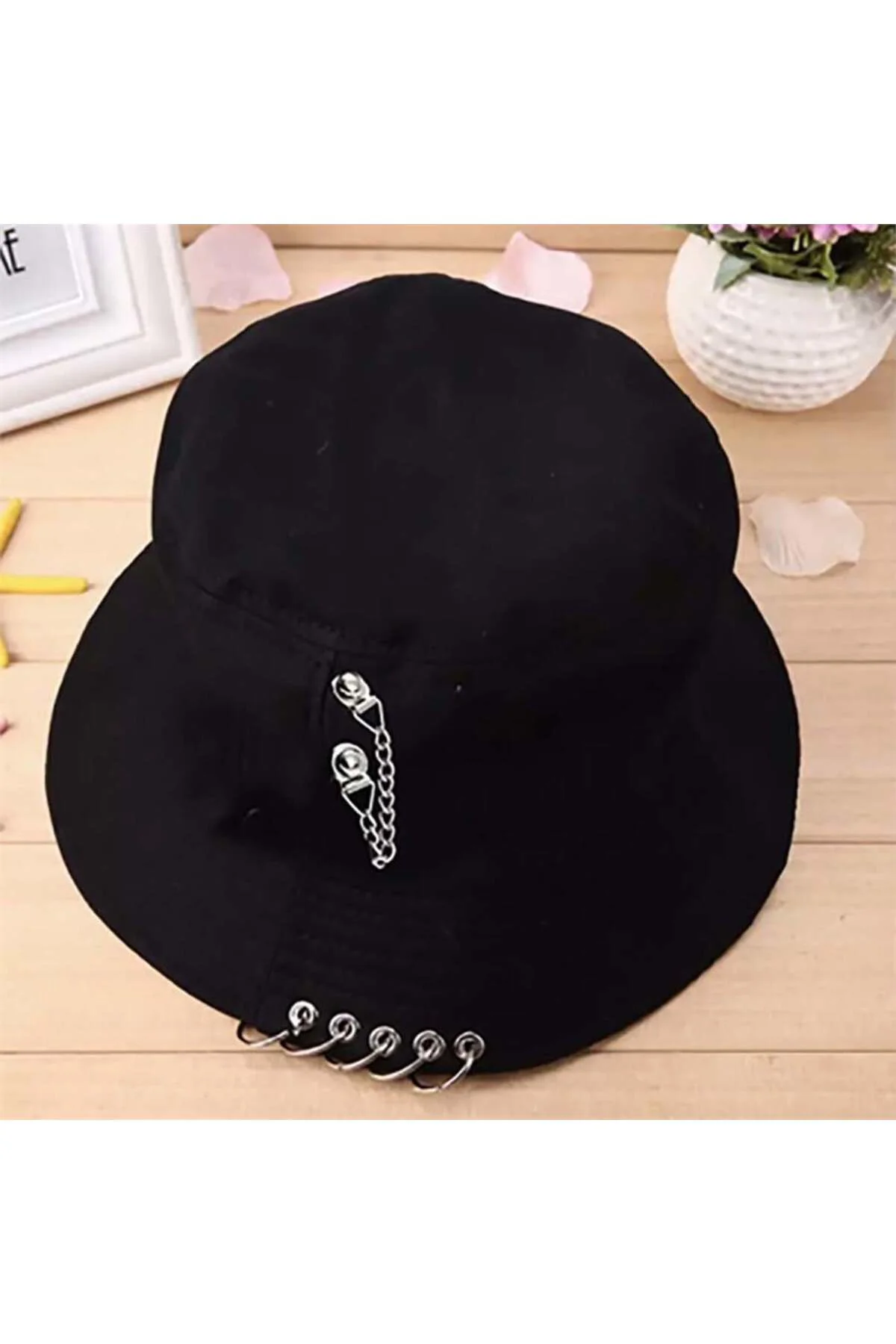 Piercing Ve Zincirli Siyah Bucket Şapka
