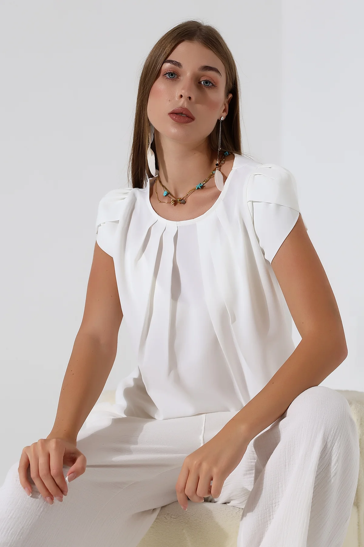 Pileli Geniş Yaka Elegant Beyaz Bluz – Zarif Kolları Katman Pilel