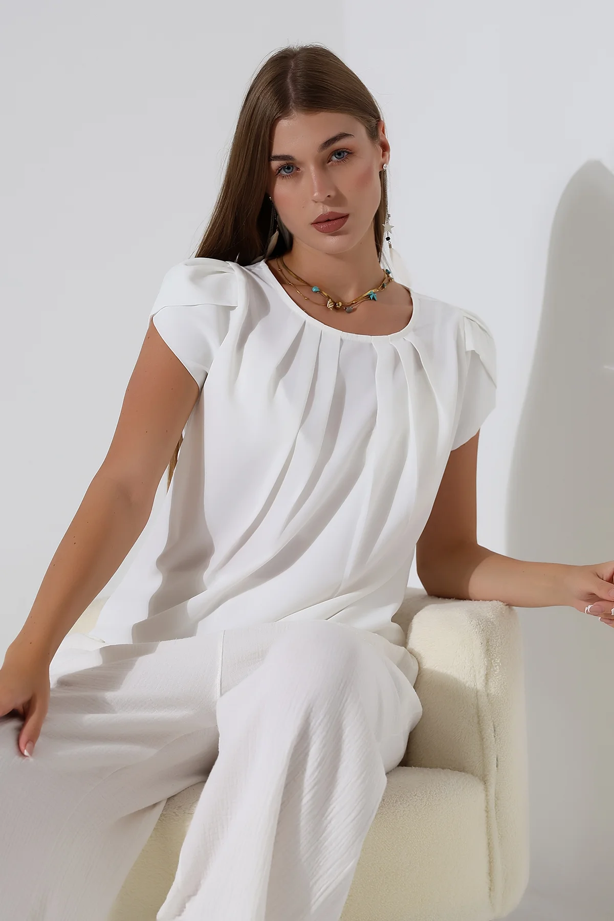 Pileli Geniş Yaka Elegant Beyaz Bluz – Zarif Kolları Katman Pilel