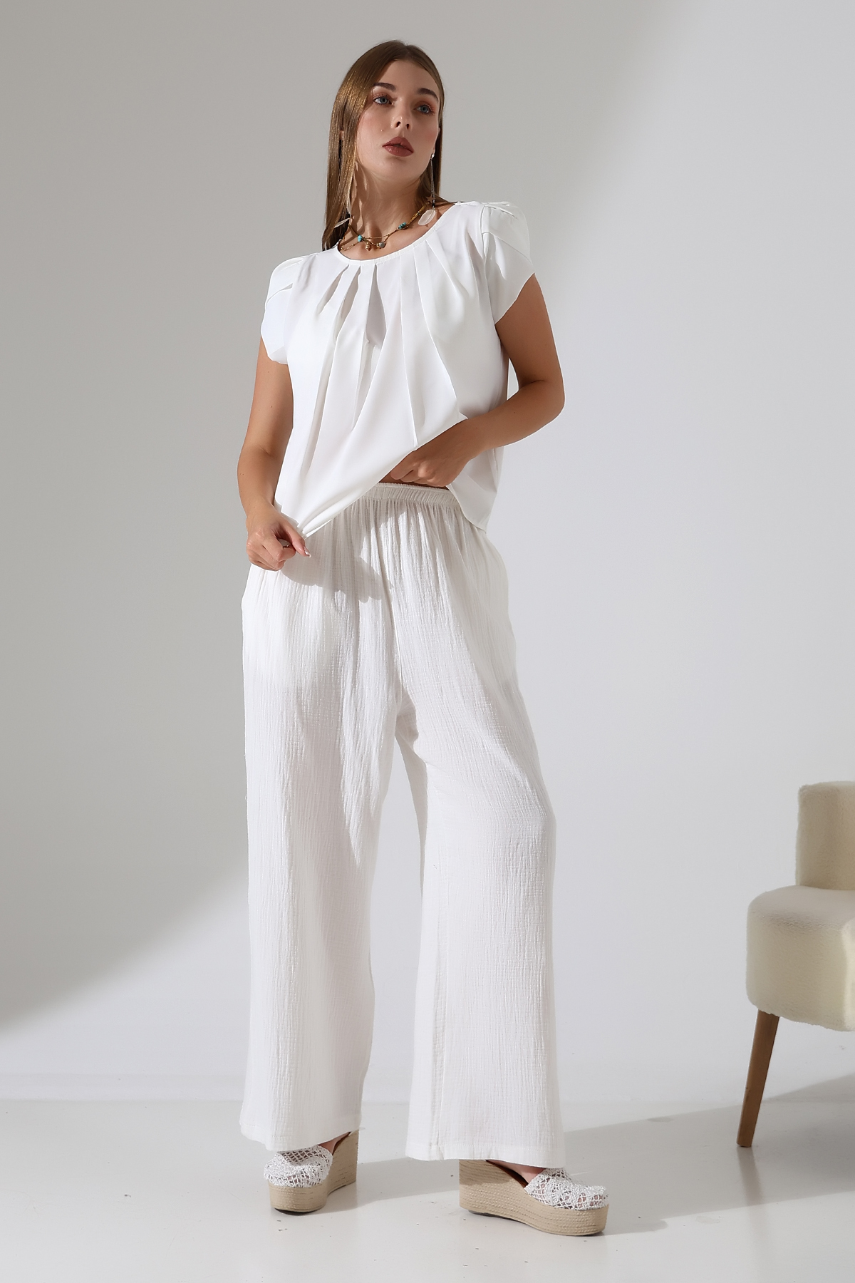Pileli Geniş Yaka Elegant Beyaz Bluz – Zarif Kolları Katman Pilel
