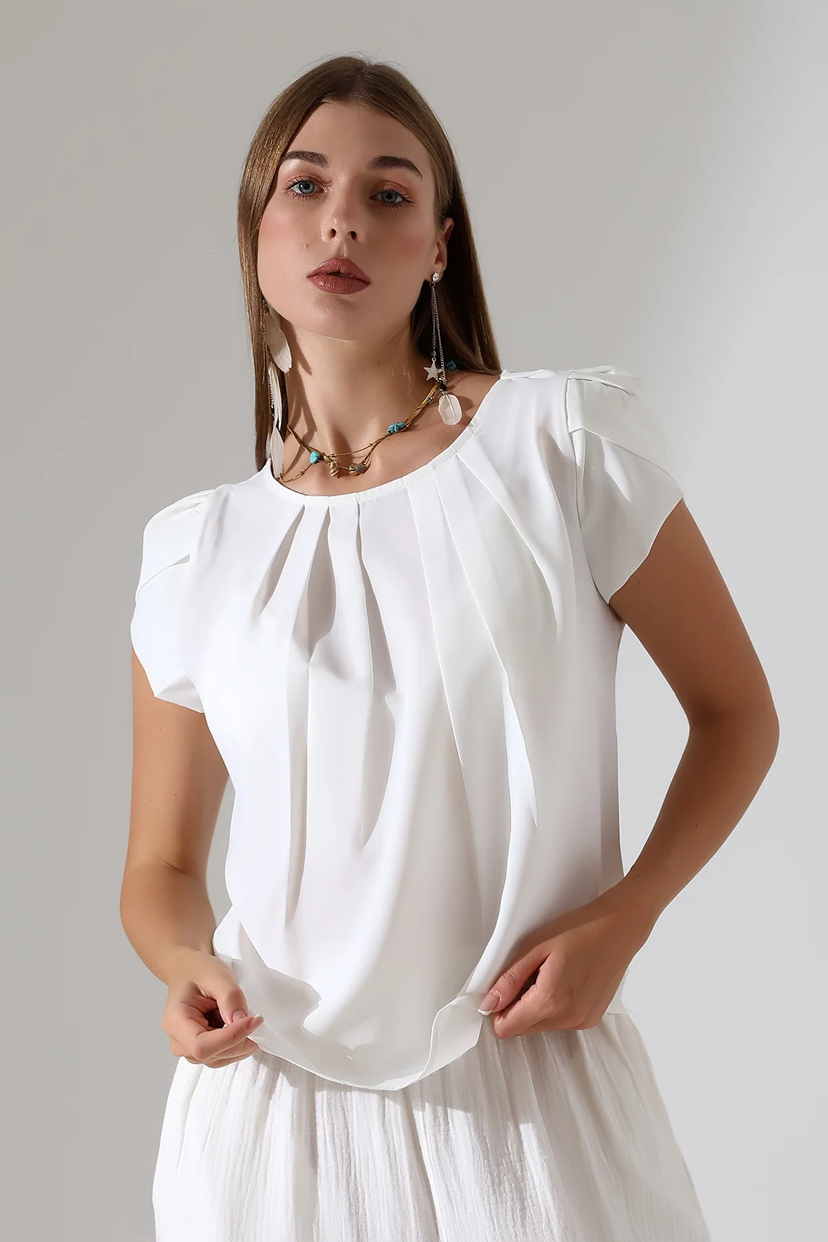 Pileli Geniş Yaka Elegant Beyaz Bluz – Zarif Kolları Katman Pilel