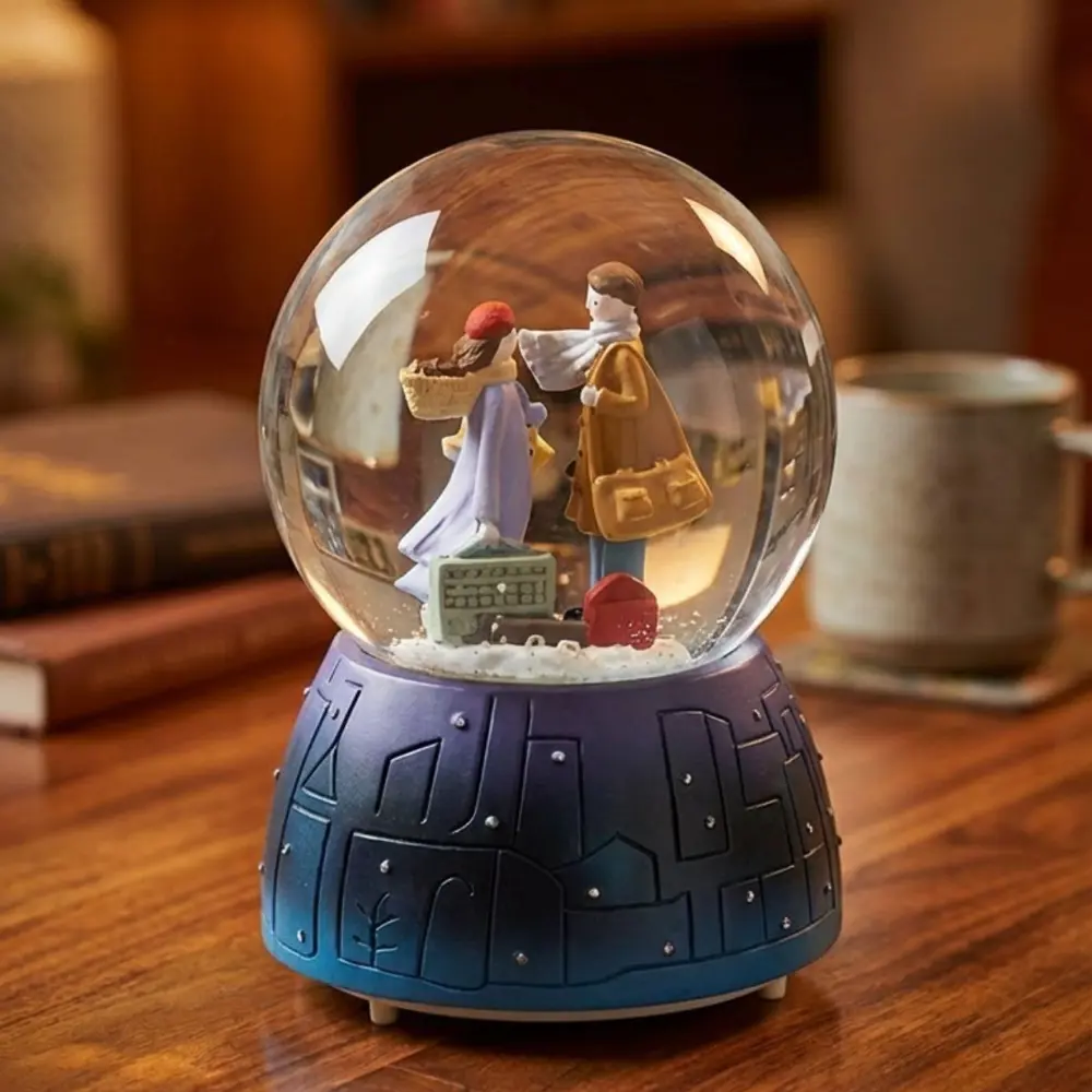 Pilli Işıklı Müzikli Kar Küresi–Valizli Sevgili Çift Figürlü Eğle