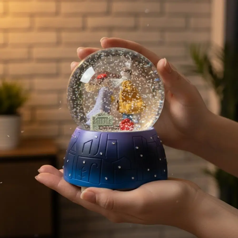 Pilli Işıklı Müzikli Kar Küresi–Valizli Sevgili Çift Figürlü Eğle