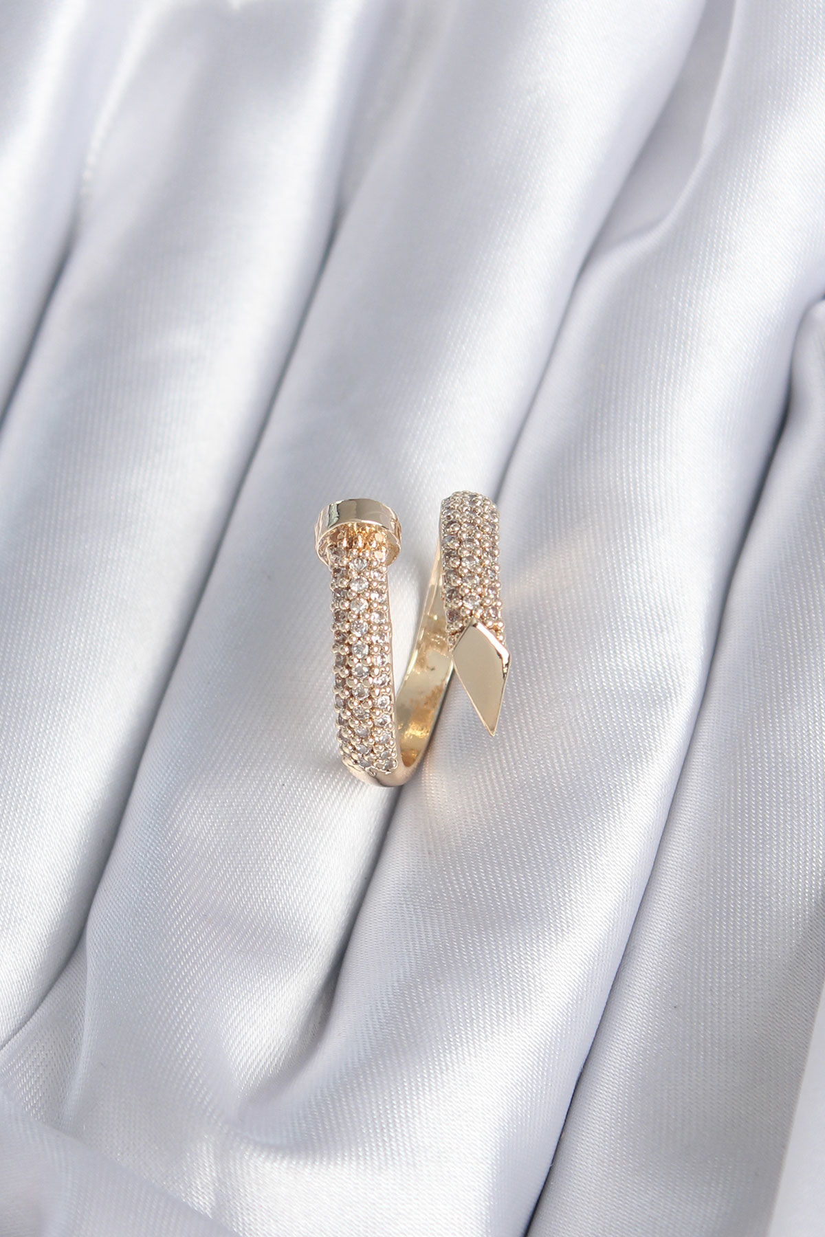 Pirinç       316L Çelik Özel Seri    Gold Renk Çivi Model  Zirkon