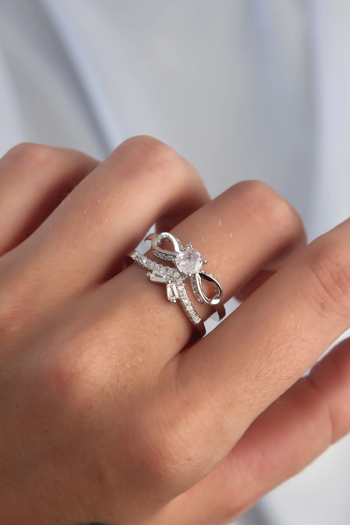 Pirinç Ayarlamalı Gümüş Renk Zirkon Taşlı 2li Görünüm Fiyonk Yüzü