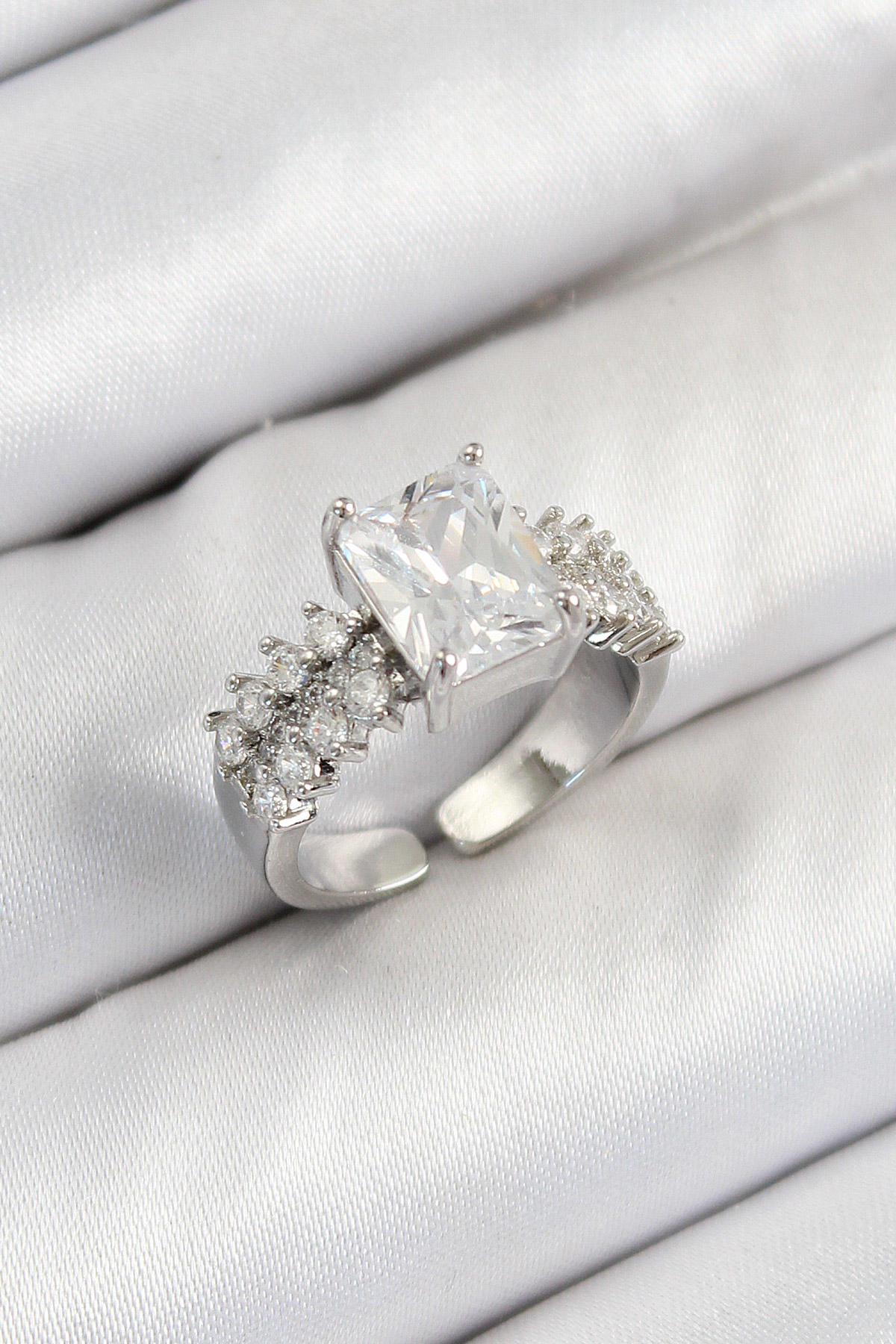 Pirinç  Büyük Zirkon Taşlı Model Gümüş Renk Kadın Yüzük - TJ-BYK3