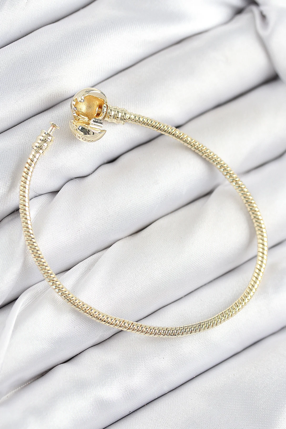 Pirinç Charm Topcuk Model Gold Renk Kadın Bileklik -1492