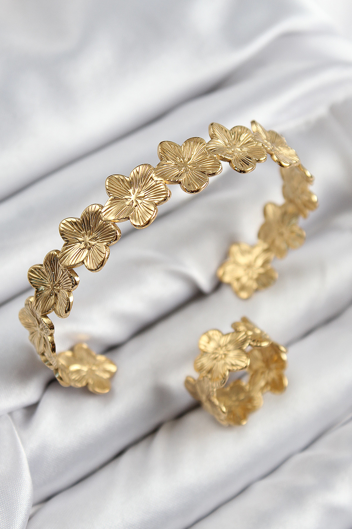 Pirinç Çiçek Model Gold Renk Bileklik Yüzük Set - TJ-BB7604 Pirinç Çiçek Model Gold Renk Bileklik Yüzük Set - TJ-BB7604