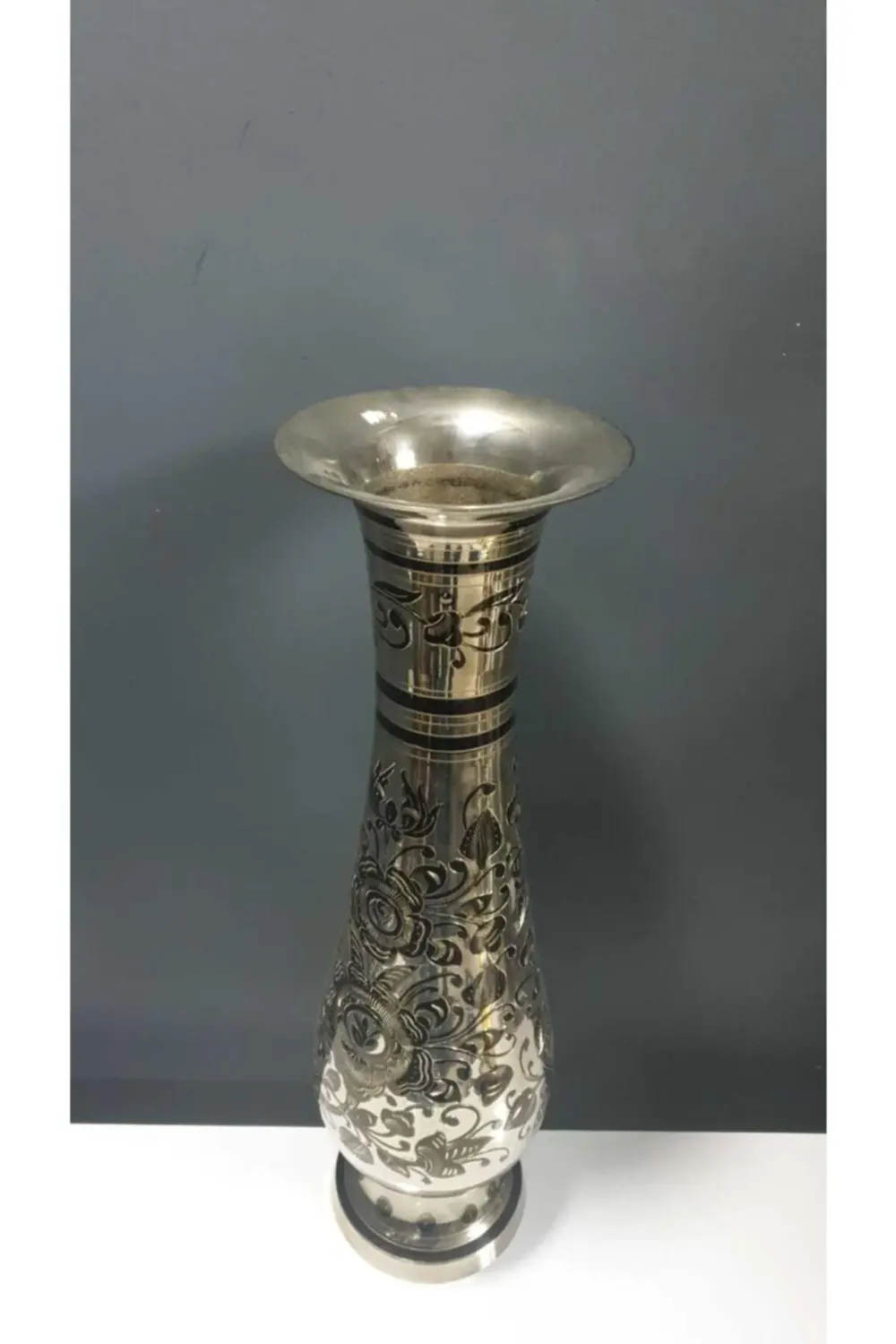 Pirinç Dövme Çiçek Desenli Vazo