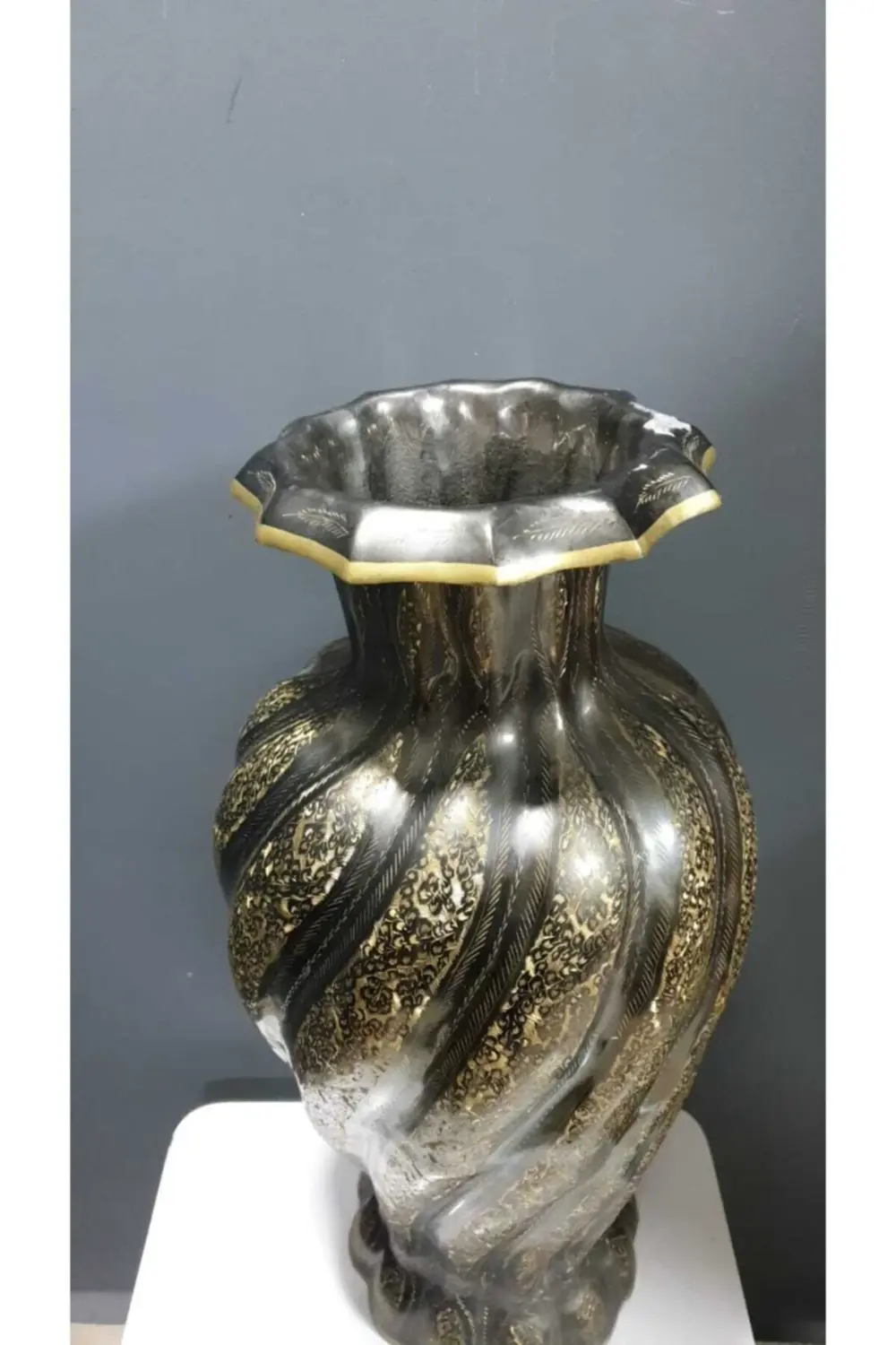 Pirinç Dövme İşlemeli Vazo