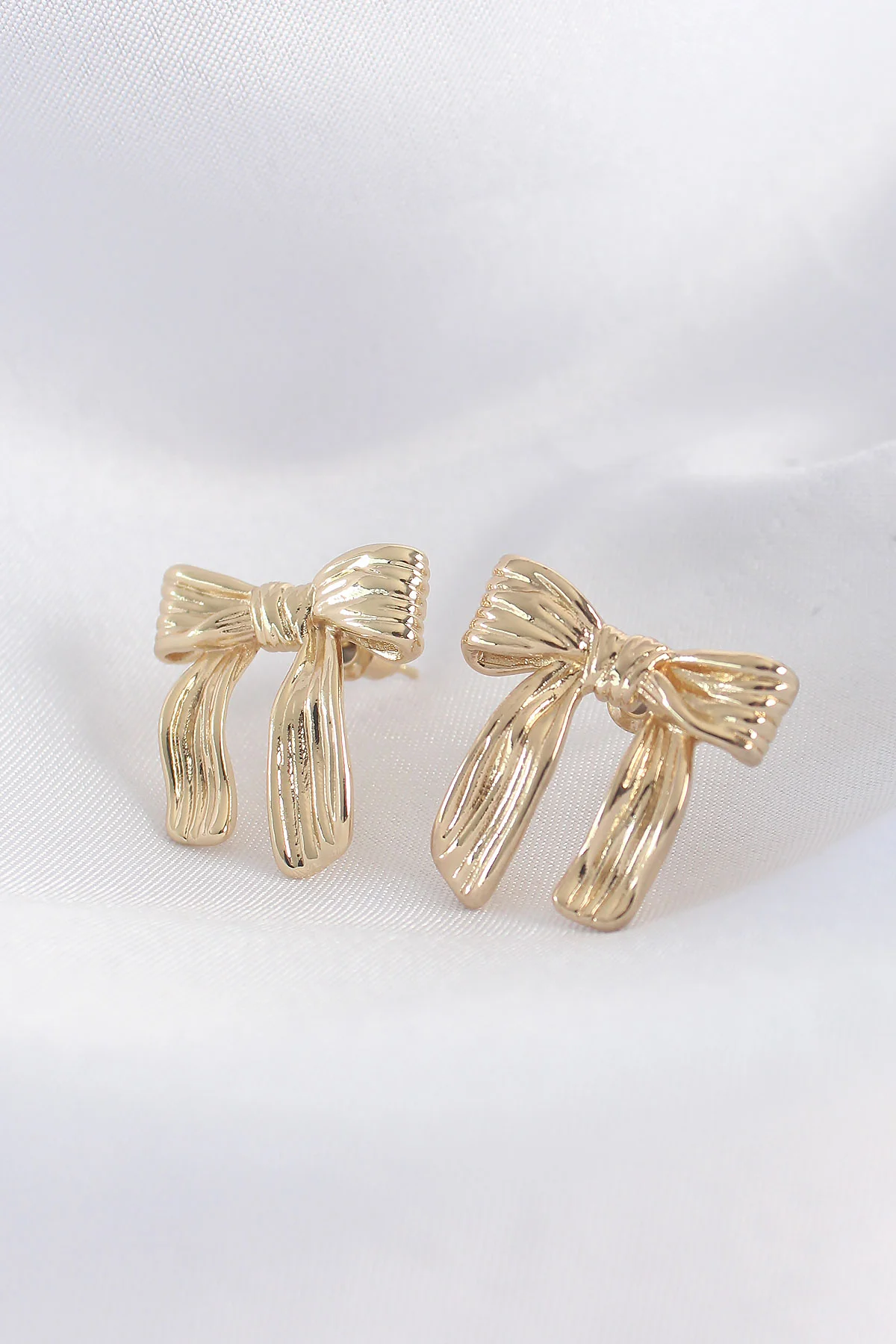 Pirinç Gold Fiyonk Detaylı Günlük Küpe 5886 - Altın Kalite