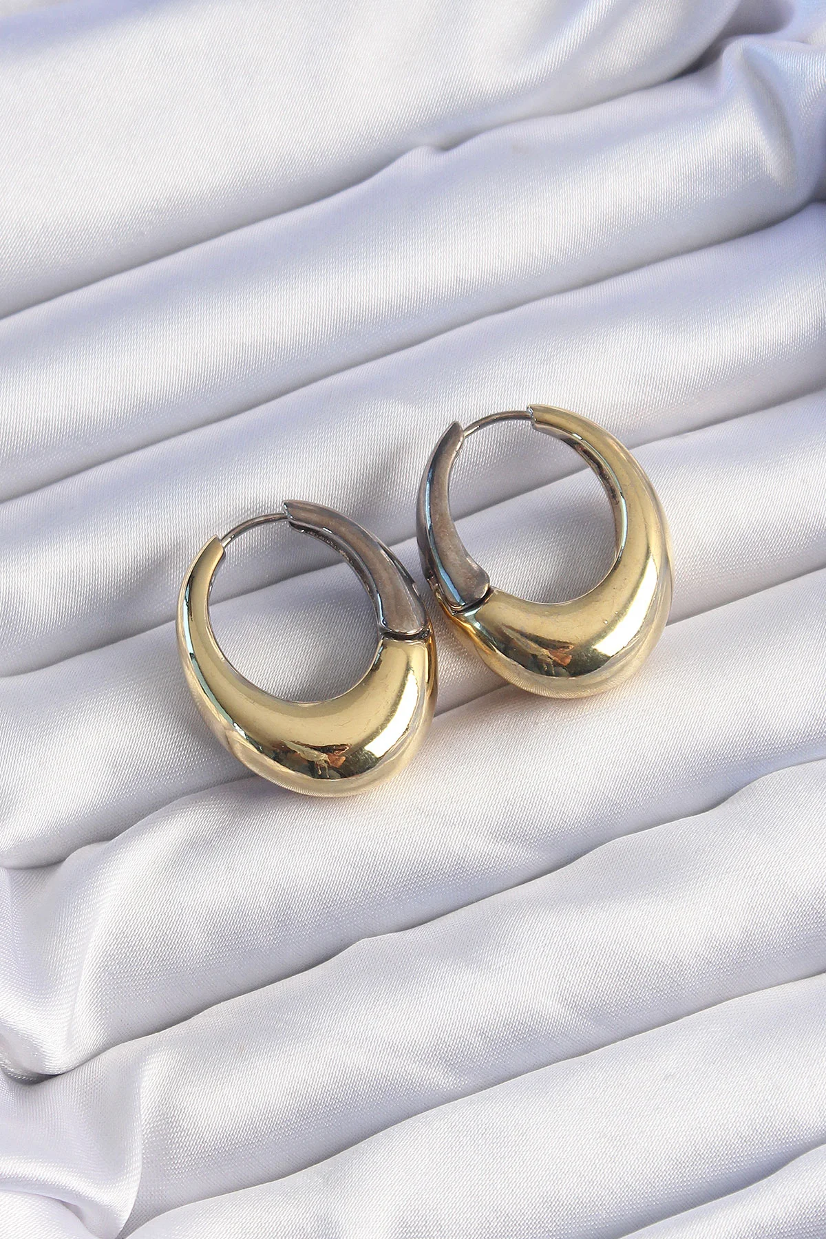 Pirinç Gold Gümüş Oval Bombeli Küpe 5886 - Şık ve Dayanıklı