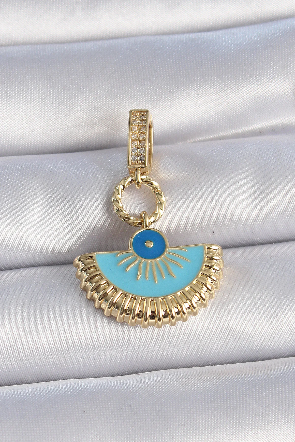 Pirinç Gold Nazar Boncuklu Ajda Charm 5886 - Günlük Kullanım için Şık Süsleme