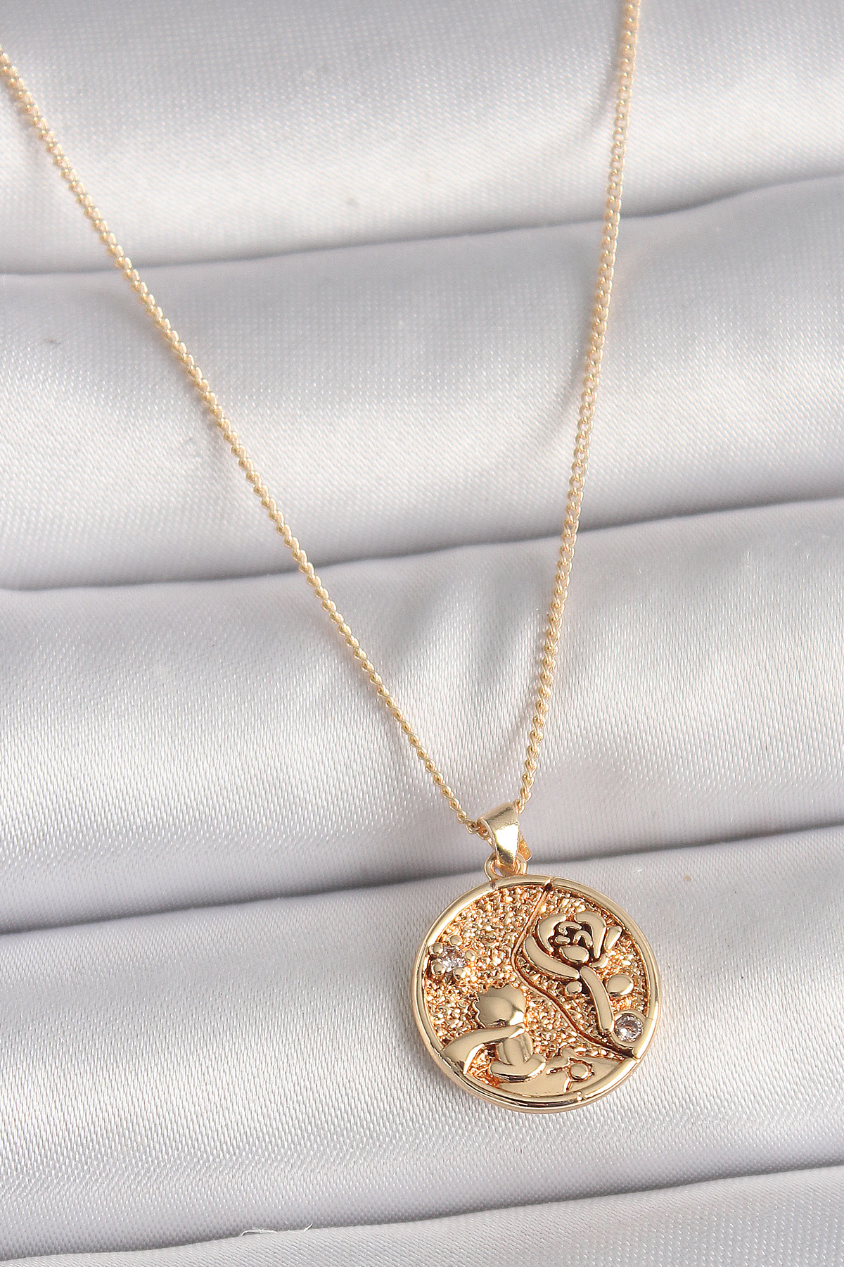 Stillove Pirinç Gold Renk Zirkon Taş Detaylı Gül İşleme Madalyon Model Kad