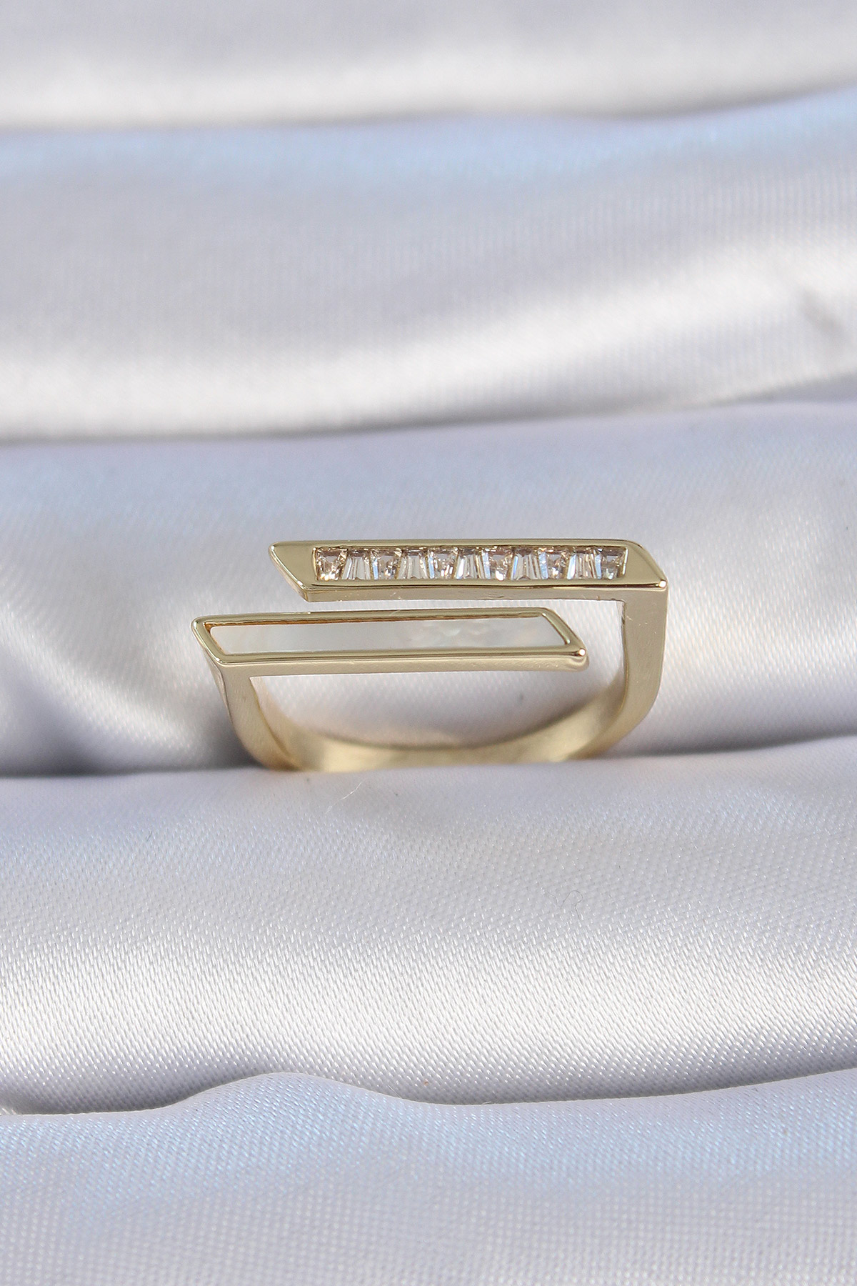 Stillove Pirinç Gold Renk Zirkon Taşlı Beyaz Sedef Detay Kadın Yüzük