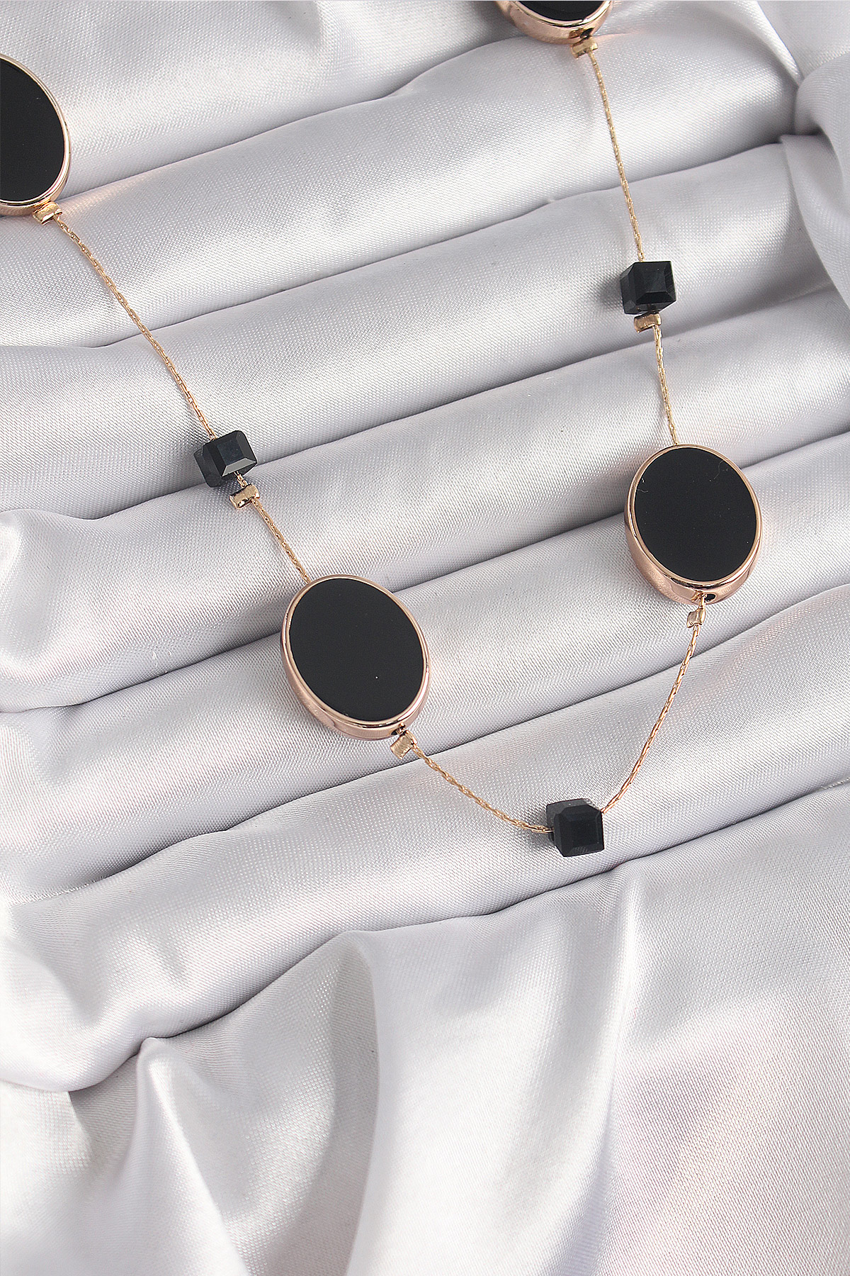 Pirinç Gold Renk Siyah Renk Oval Siyah Küp Detay Kadın Kolye - TJ