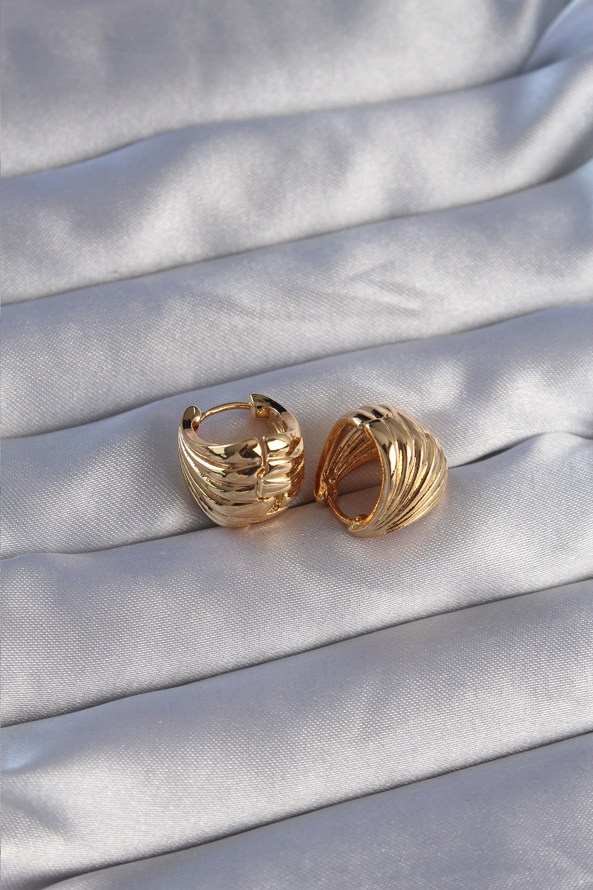 Pirinç Gold Renk Tırtıklı Minimal Bombeli Tasarım Küpe SL8005