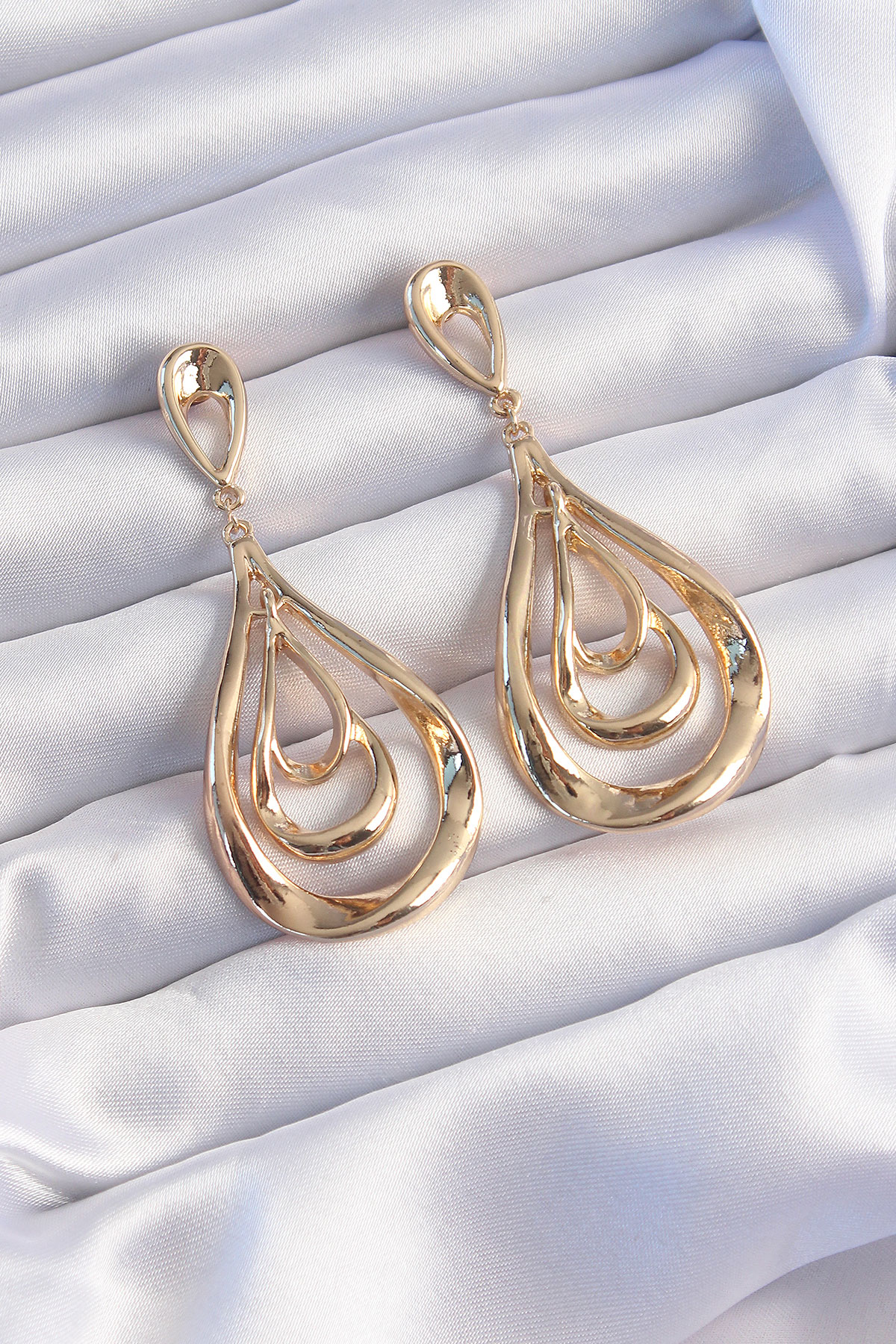 Pirinç Gold Renk Kıvrımlı Damla Görünüm Sallantılı Küpe - TJ-BKP9