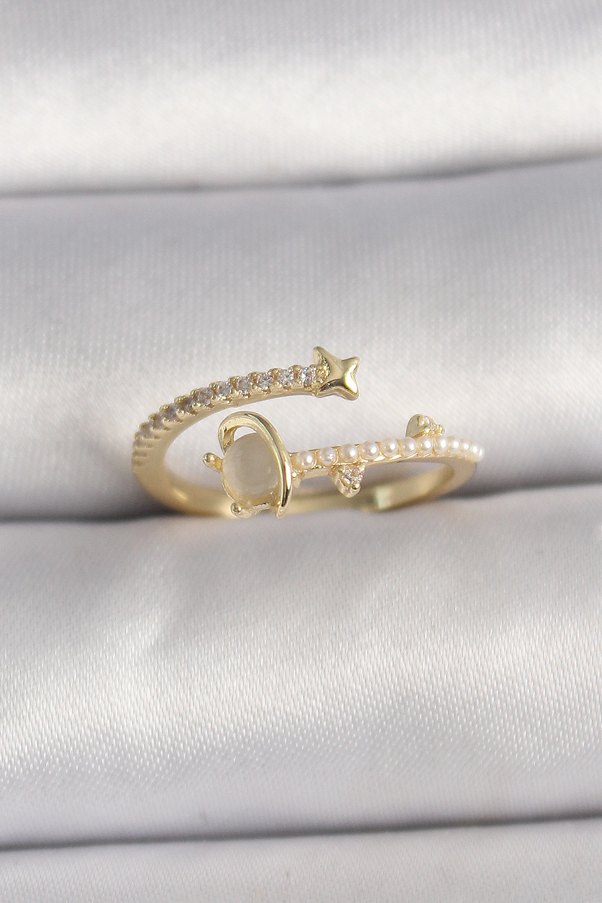 Pirinç Gold Renk Zirkon Taşlı Beyaz Mineli Yıldız Detaylı Ayarlan