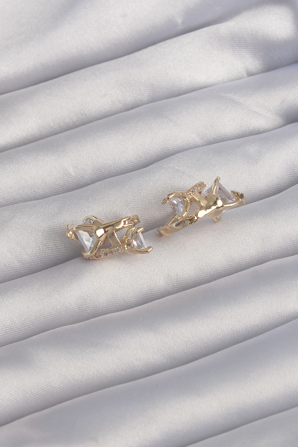 Pirinç Gold Renk İri Zirkon Taşlı Kıvrımlı Minimal Kelebekli Halk