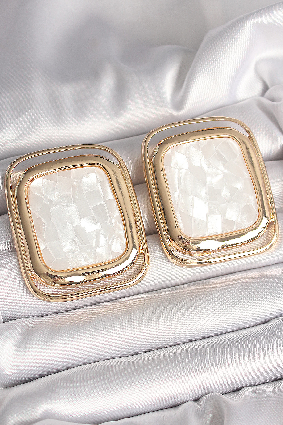 Pirinç Gold Renk Beyaz Mineli Kare Model Kadın Küpe - TJ-BKP10428