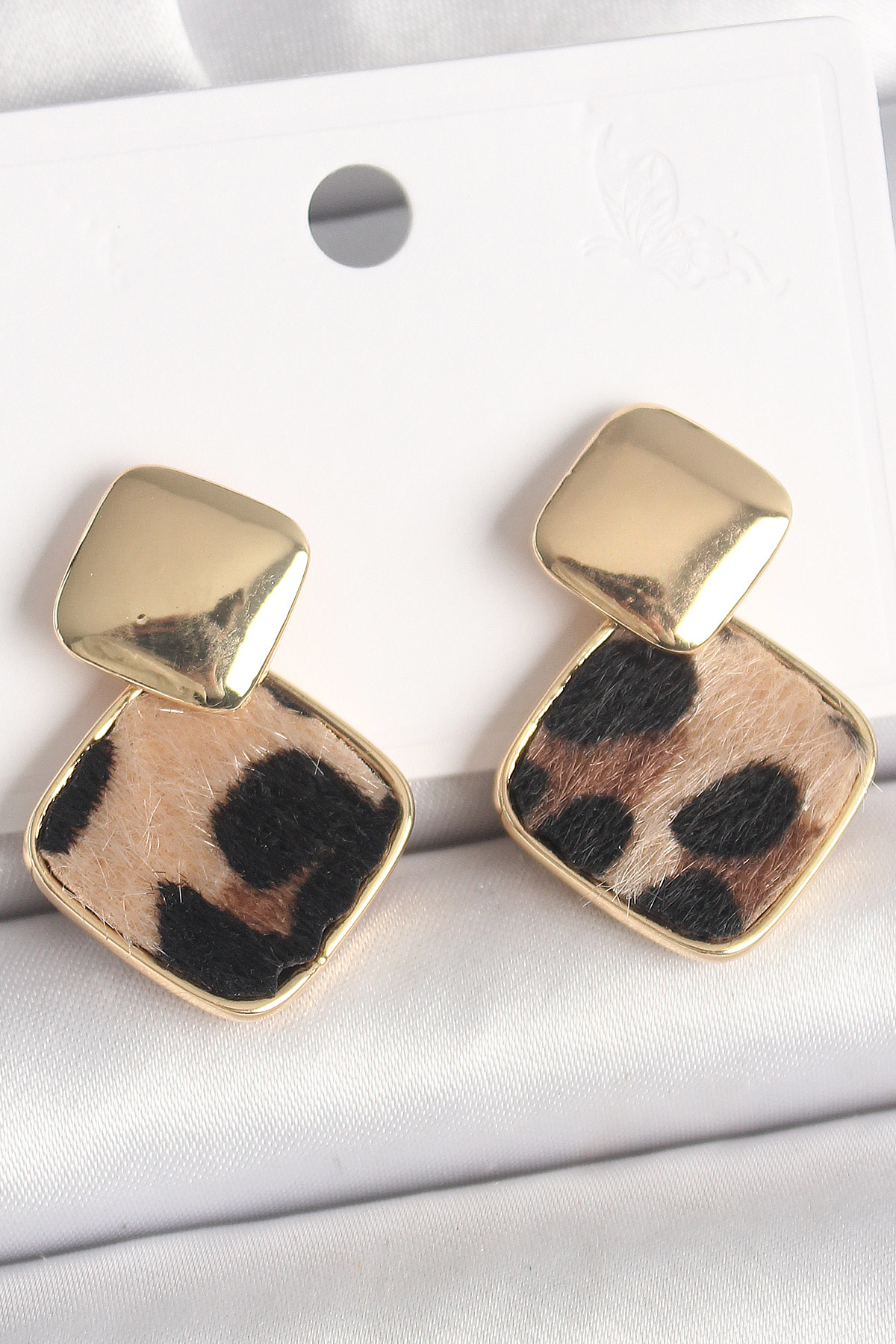 Stillove Pirinç Gold Renk Sallant Kare Leopar Desen Model Kadın Küpe Sl106