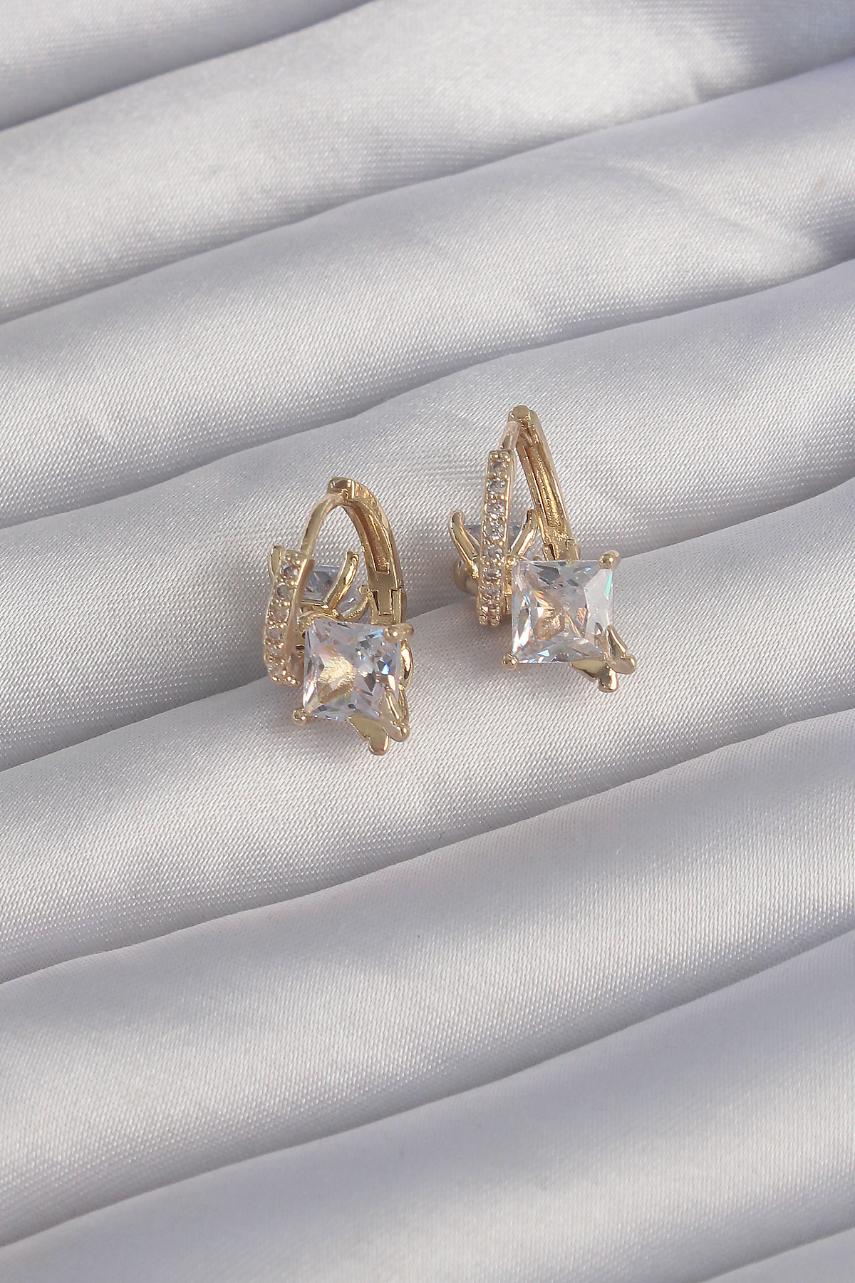 Pirinç Gold Renk İri Zirkon Taşlı Kıvrımlı Minimal Kelebekli Halk