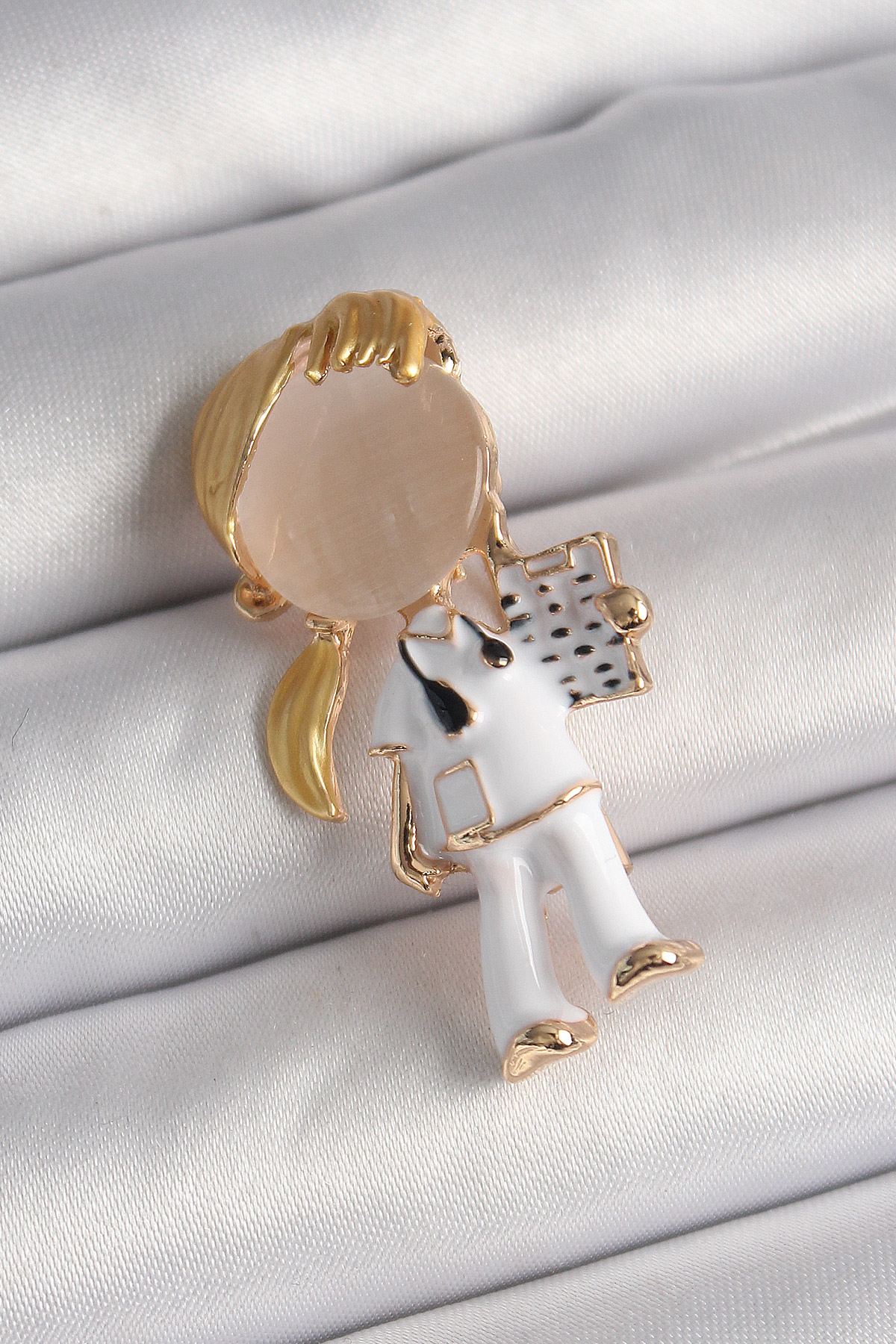 Stillove Pirinç Gold Renk Beyaz Mineli Doktor Model Kadın Broş Sl10592